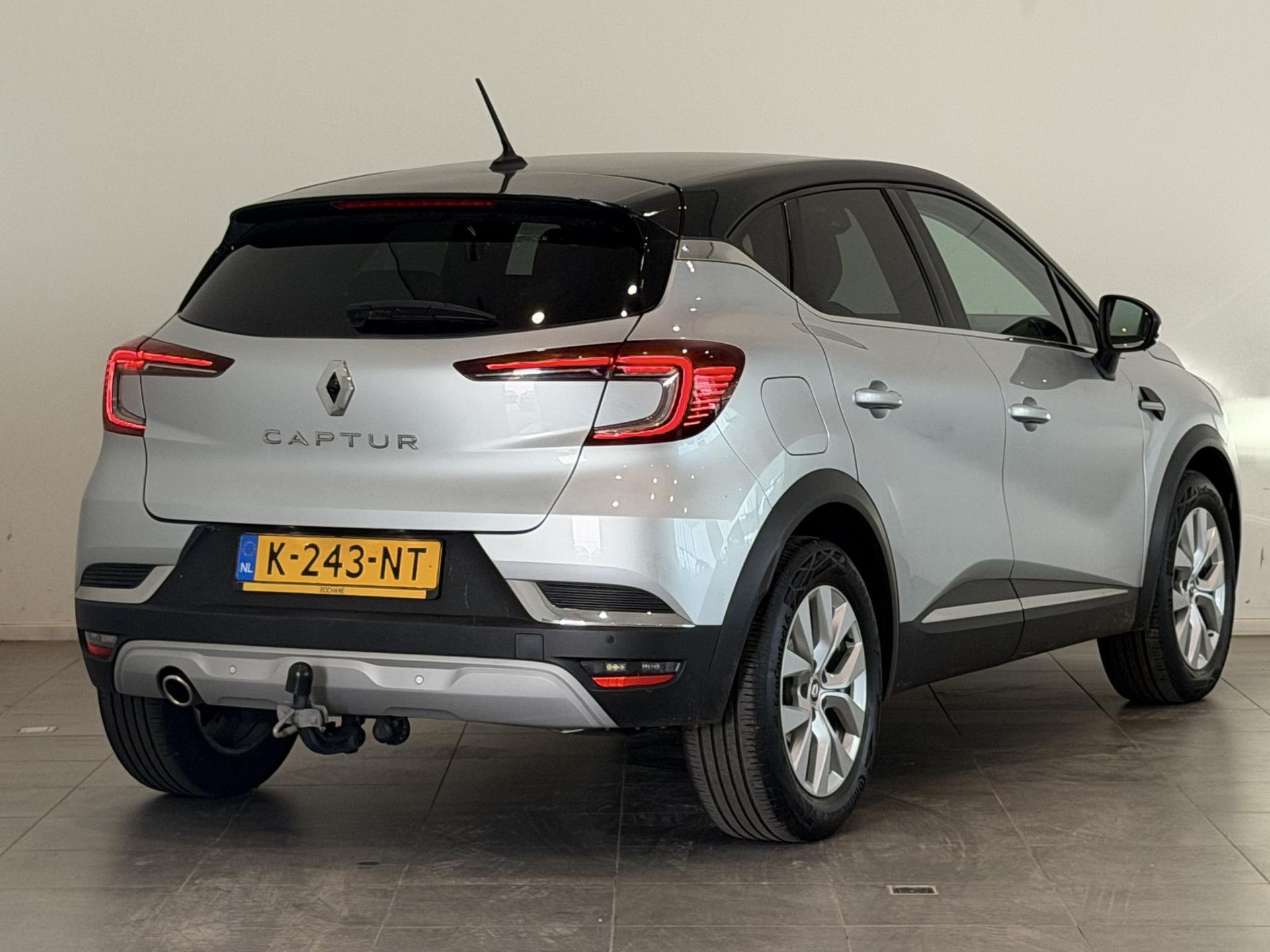 Renault Captur met kenteken K-243-NT – achteraanzicht