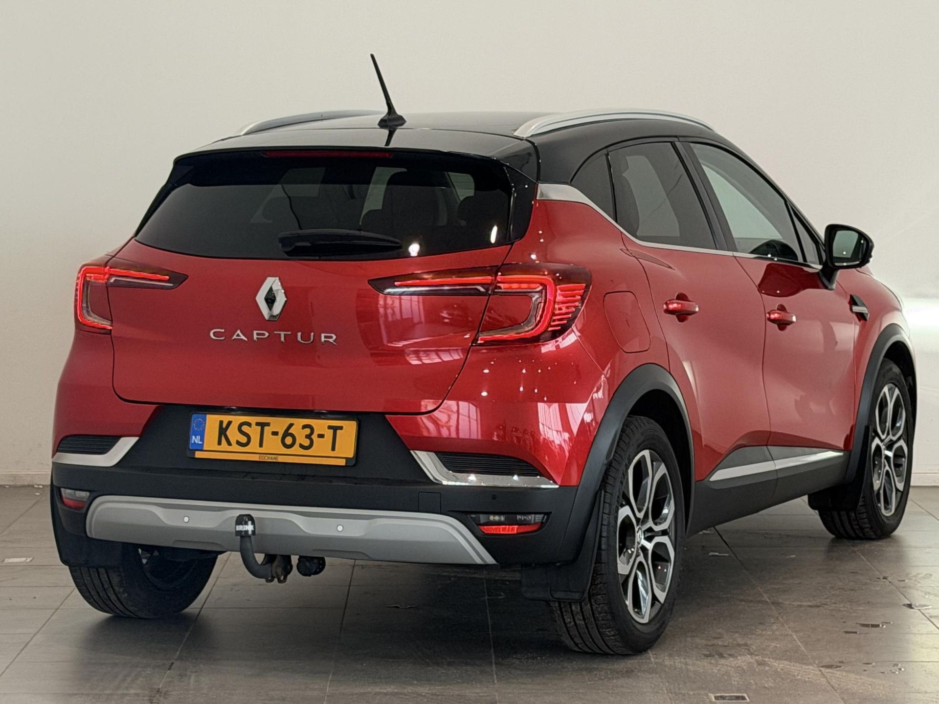 Renault Captur met kenteken KST-63-T – achteraanzicht