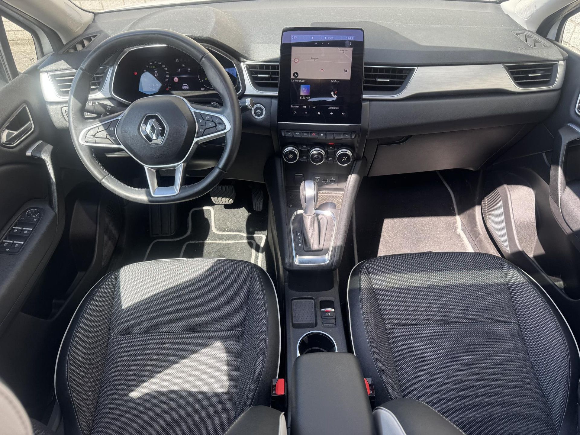 Renault Captur met kenteken N-955-GN – interieur