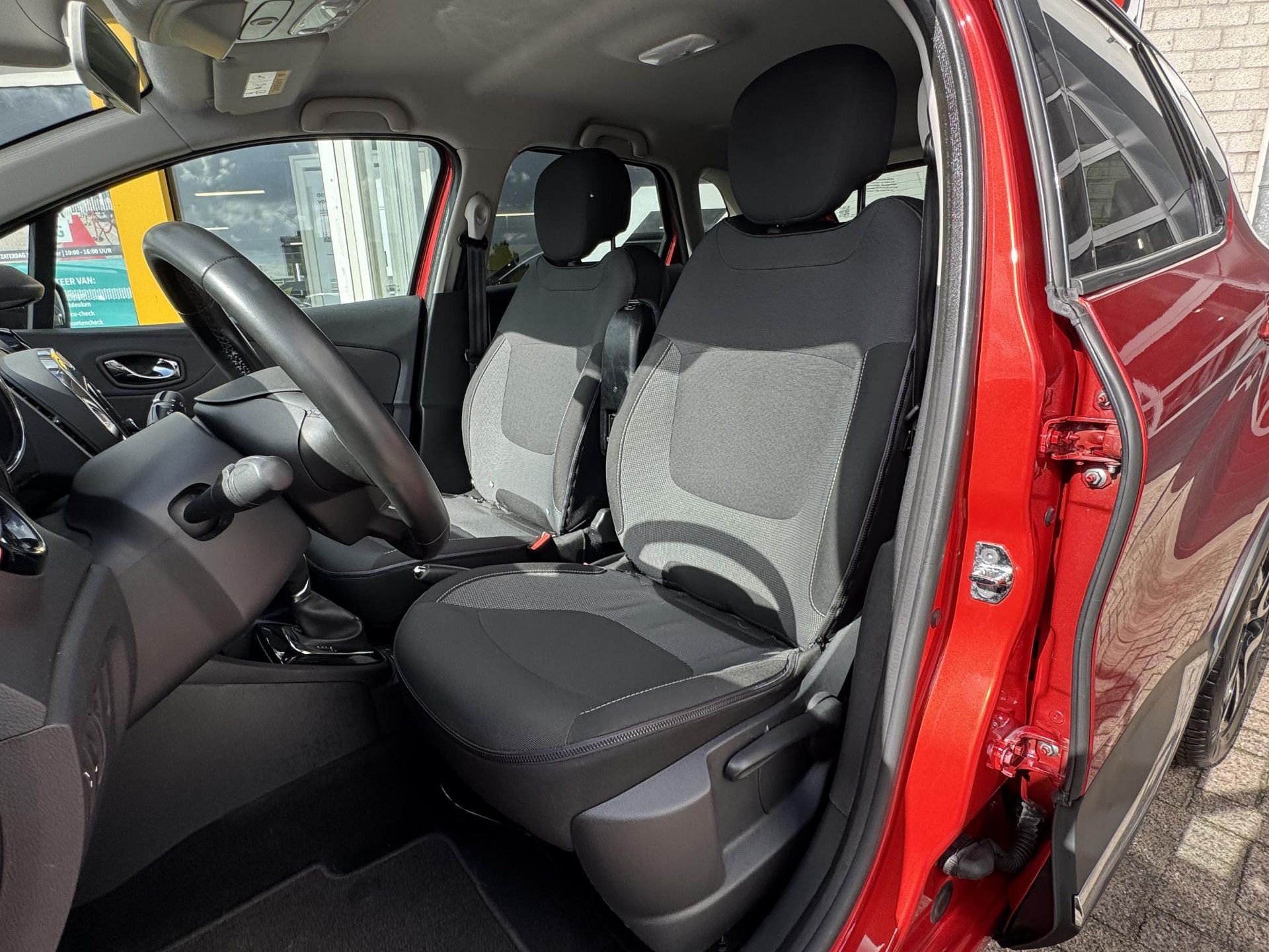 Renault Captur met kenteken NT-272-D – interieur