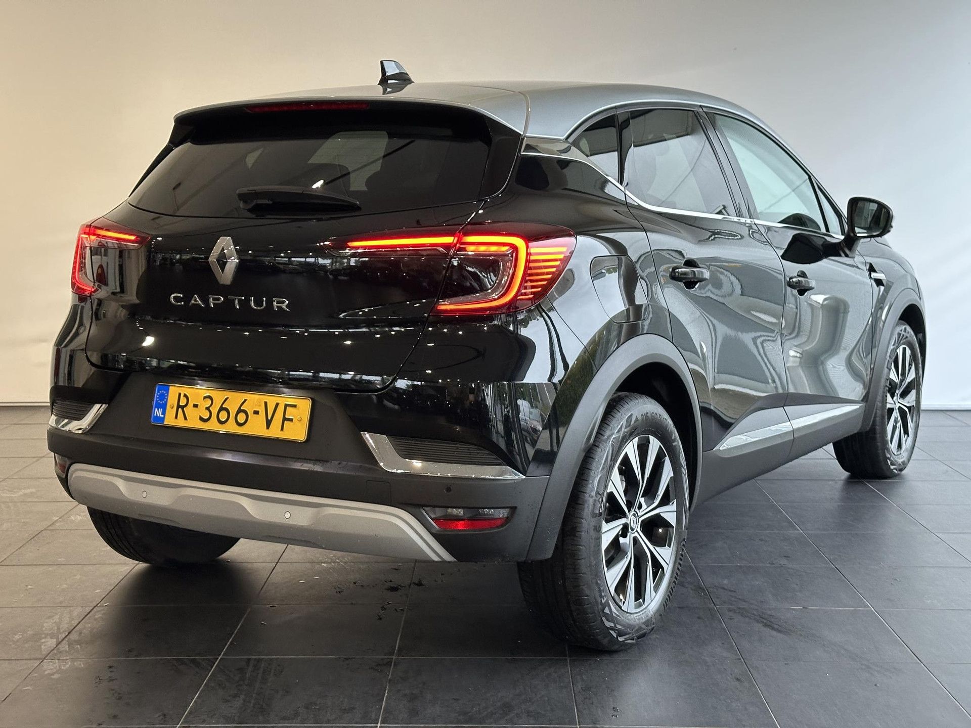 Renault Captur met kenteken R-366-VF – achteraanzicht