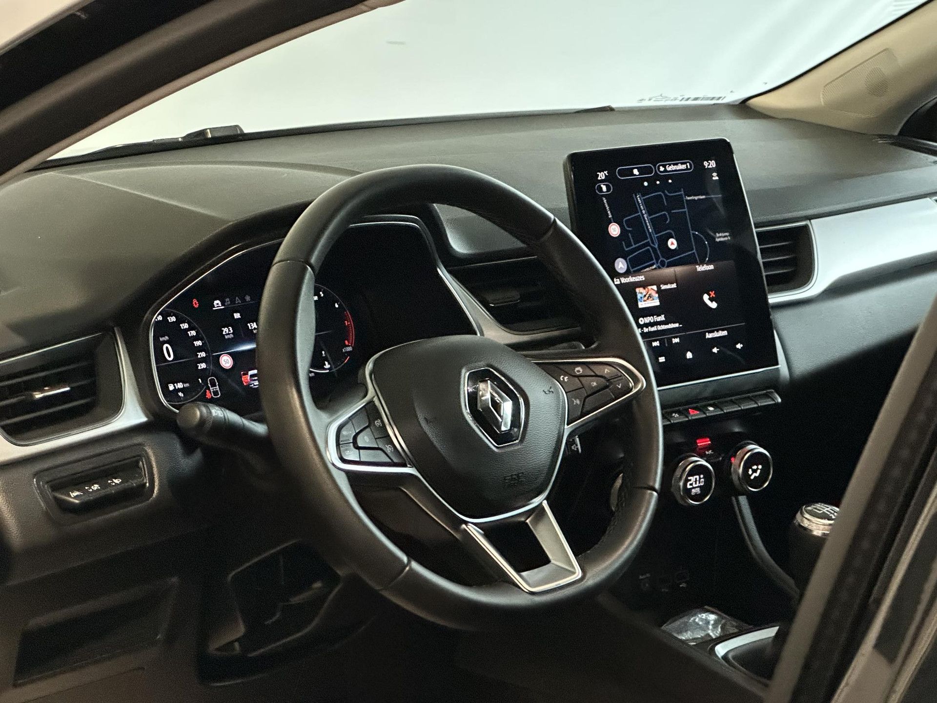 Renault Captur met kenteken R-366-VF – interieur