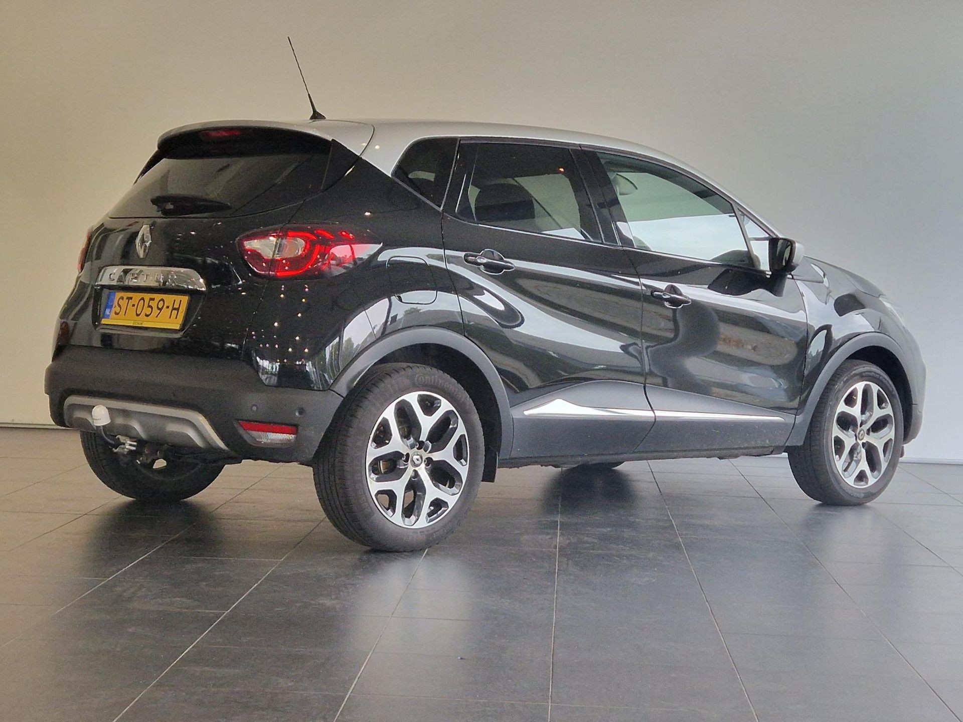 Renault Captur met kenteken ST-059-H – achteraanzicht
