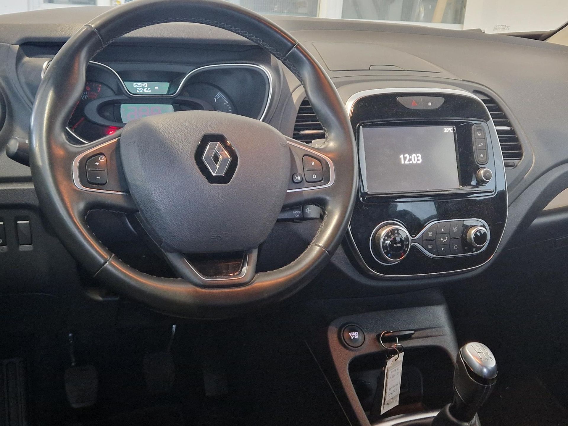 Renault Captur met kenteken ST-059-H – interieur
