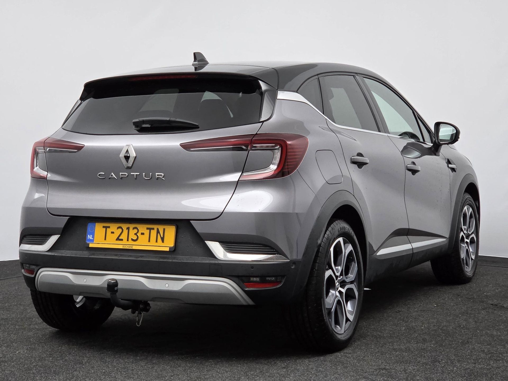 Renault Captur met kenteken T-213-TN – achteraanzicht