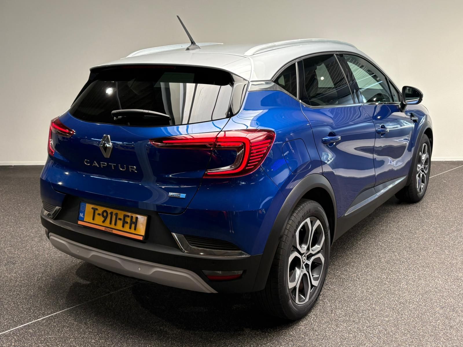 Renault Captur met kenteken T-911-FH – achteraanzicht