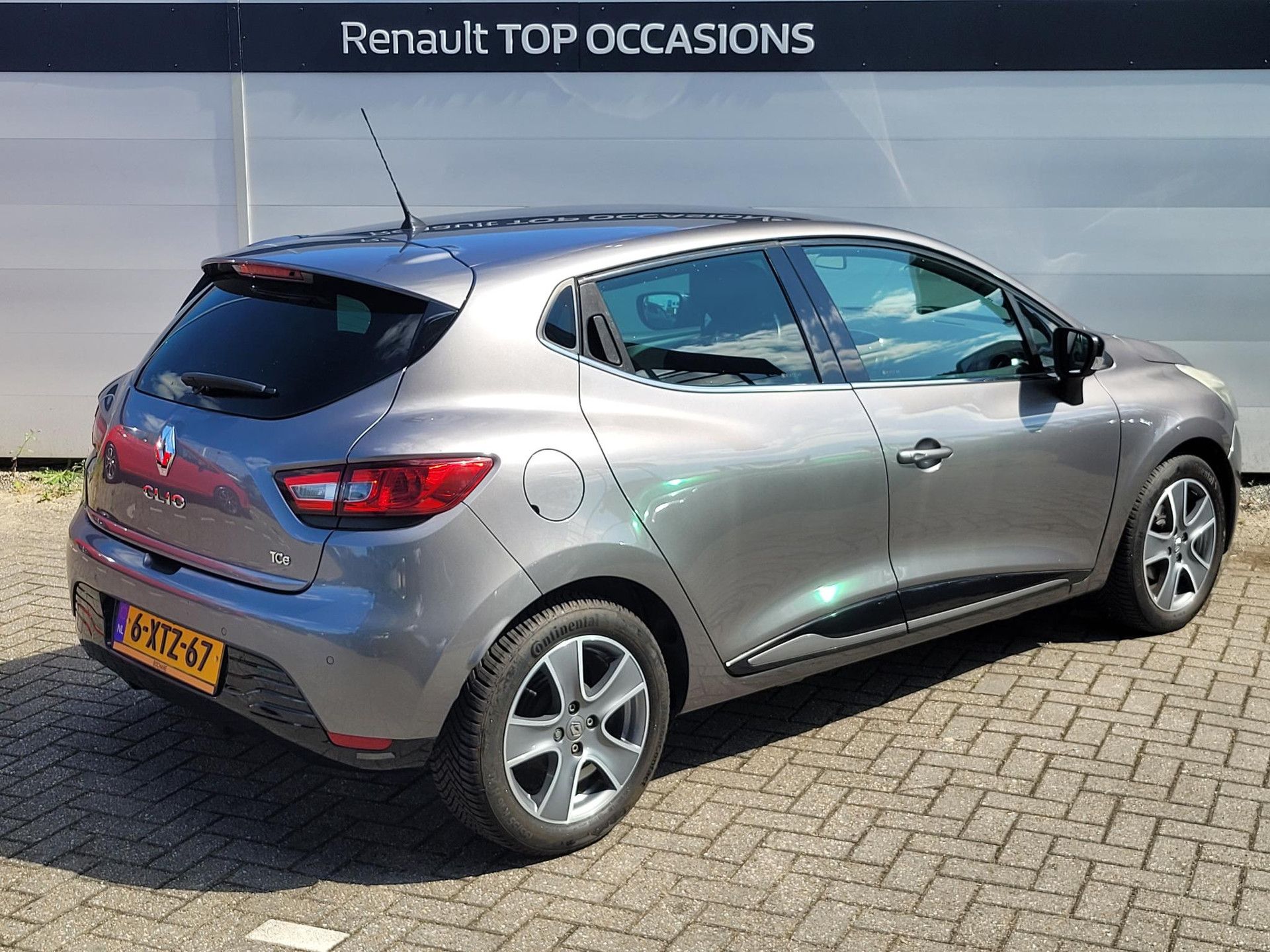 Renault Clio met kenteken 6-XTZ-67 – achteraanzicht