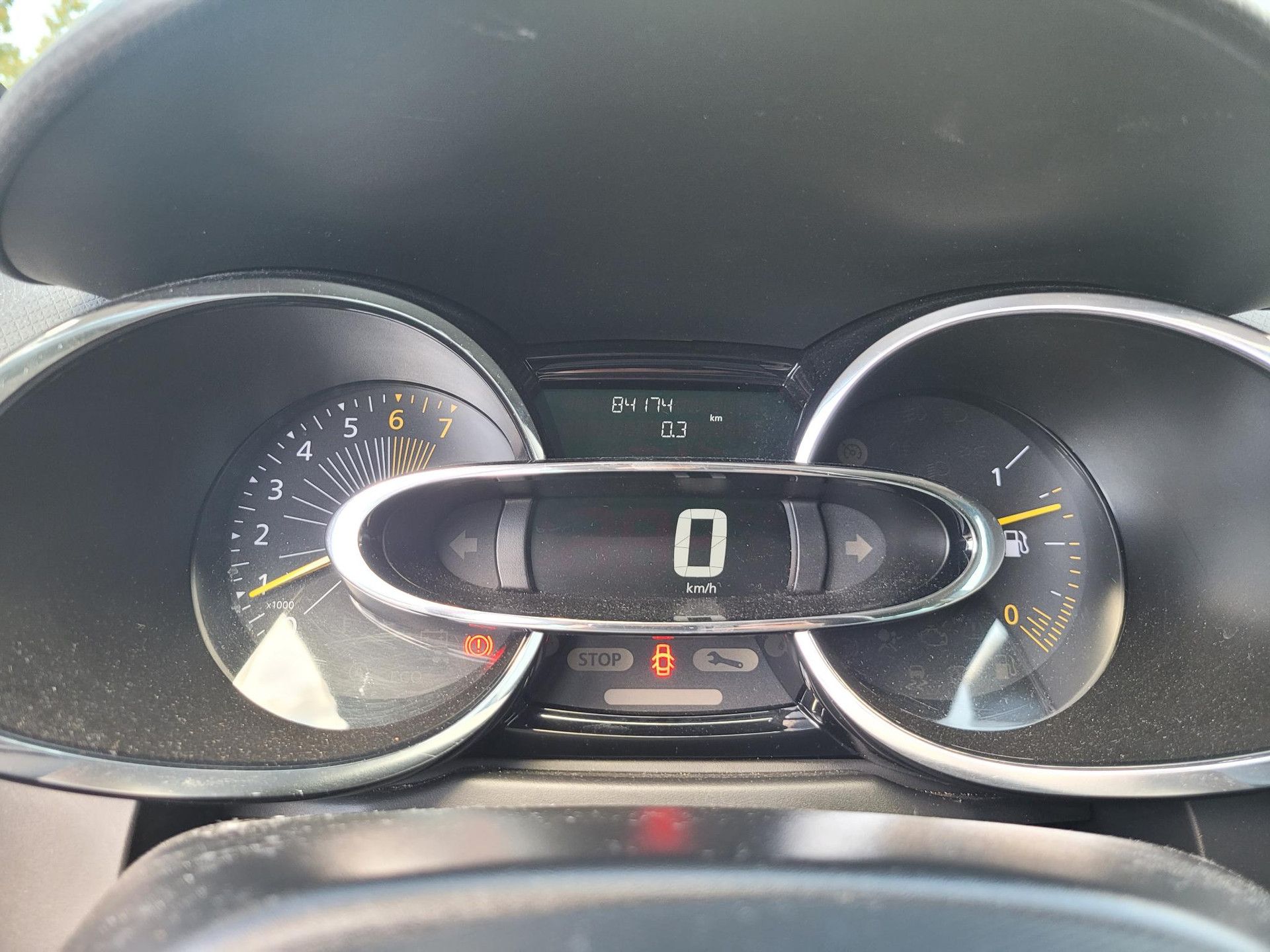 Renault Clio met kenteken 6-XTZ-67 – dashboard