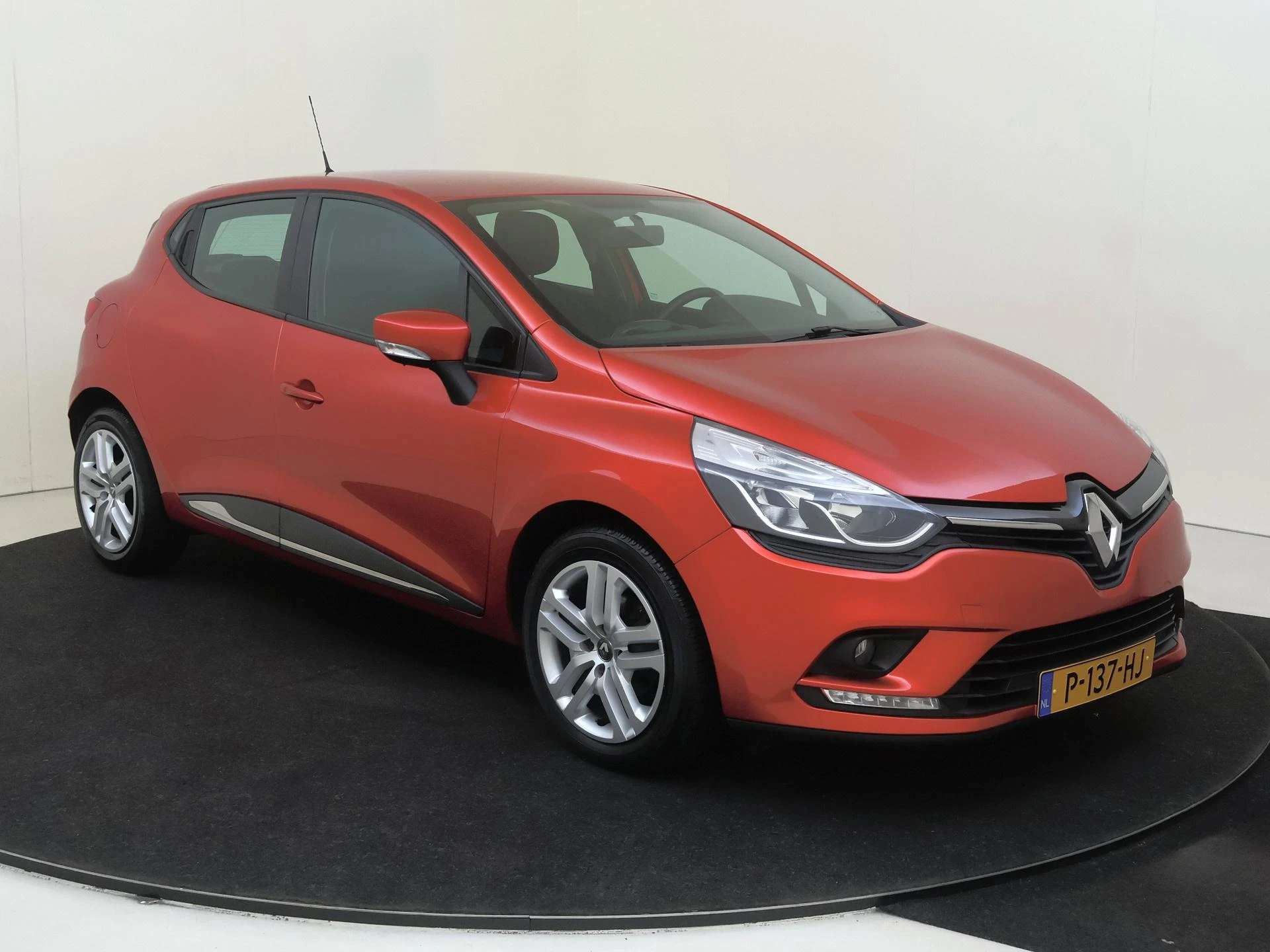 Renault Clio met kenteken 51100 – autofoto 3