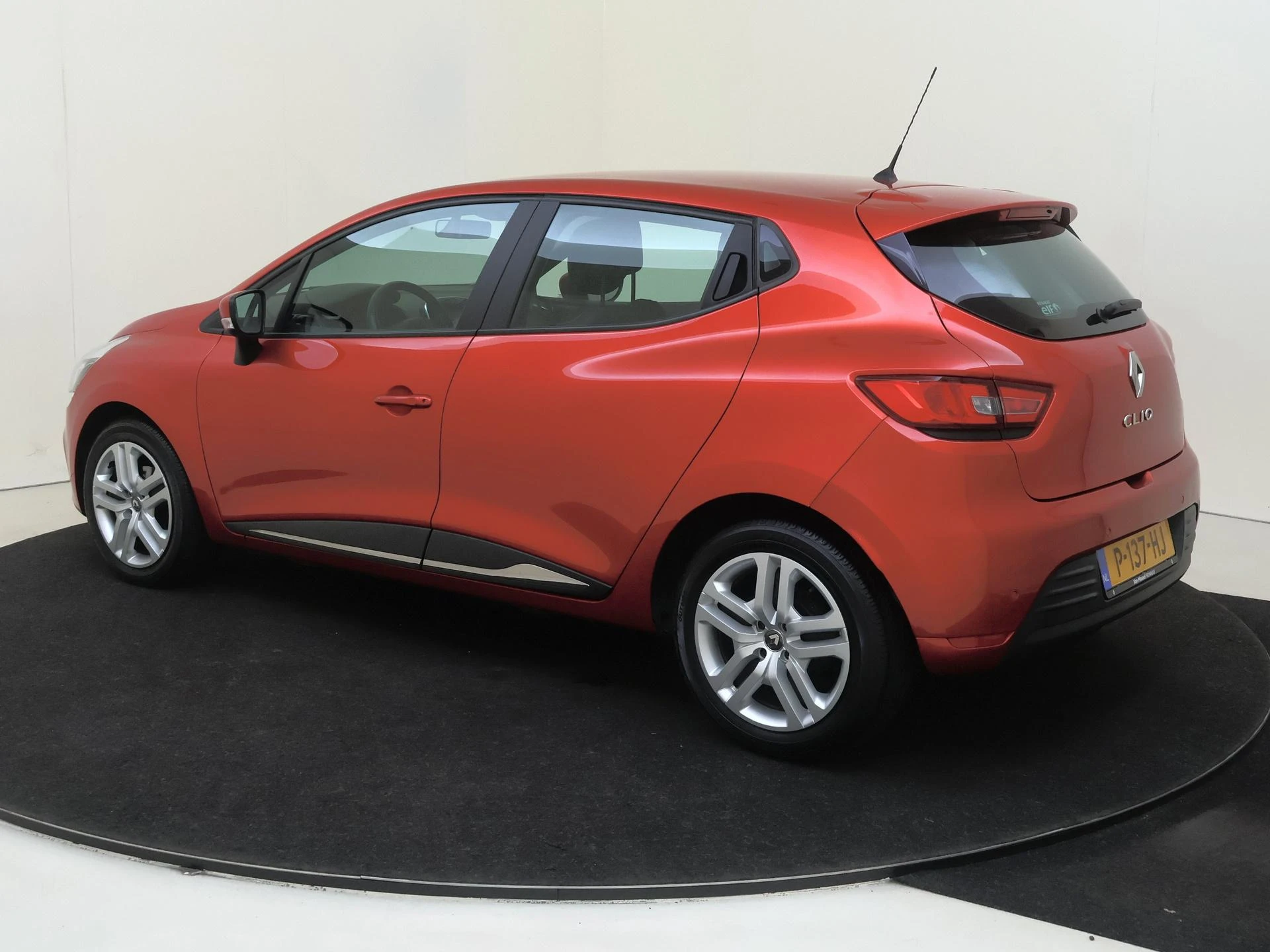 Renault Clio met kenteken 51100 – autofoto 4