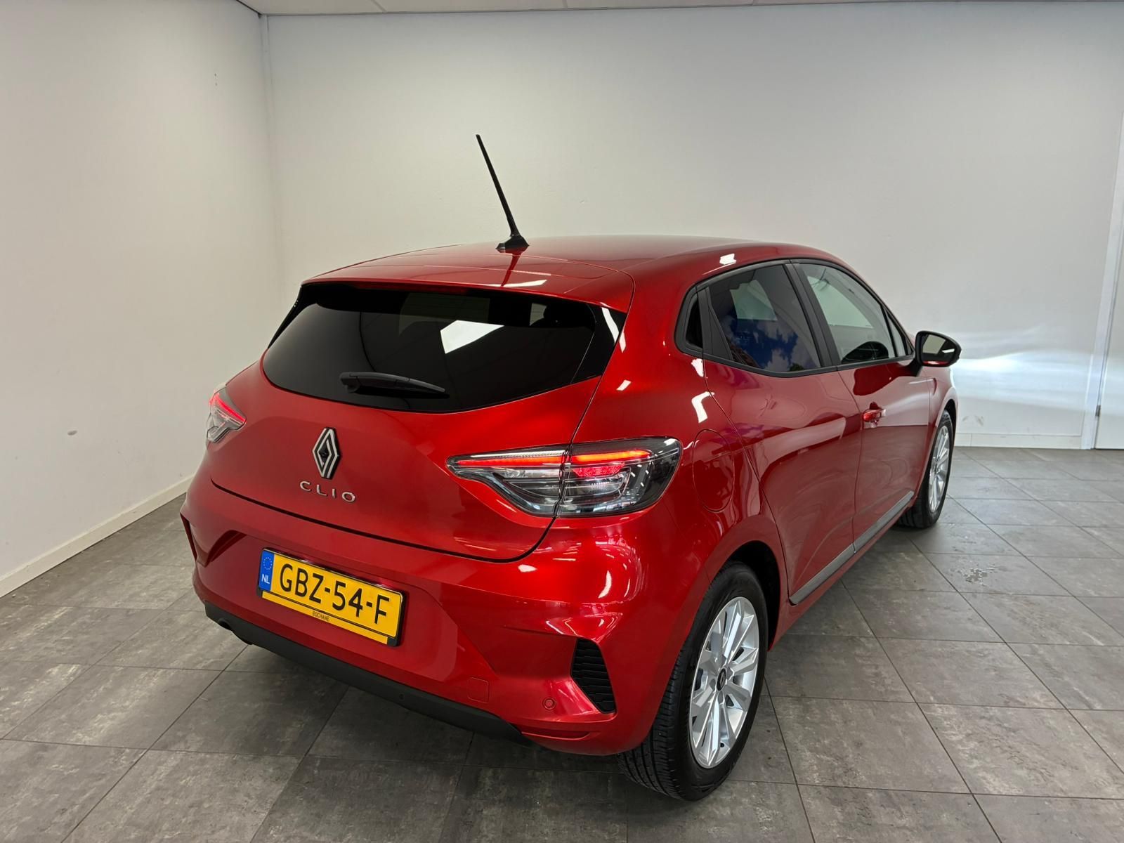 Renault Clio met kenteken GBZ-54-F – achteraanzicht