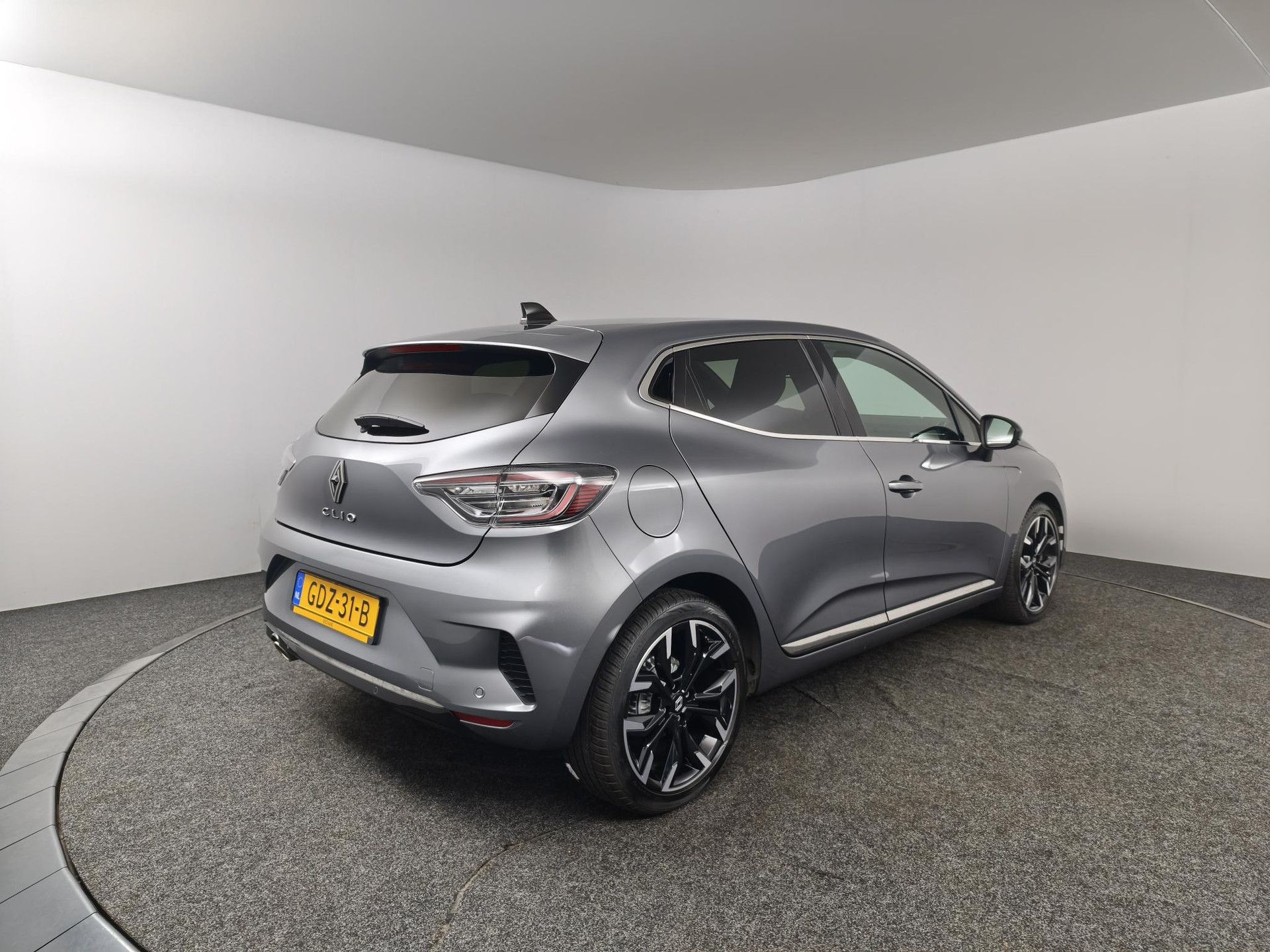 Renault Clio met kenteken GDZ-31-B – achteraanzicht