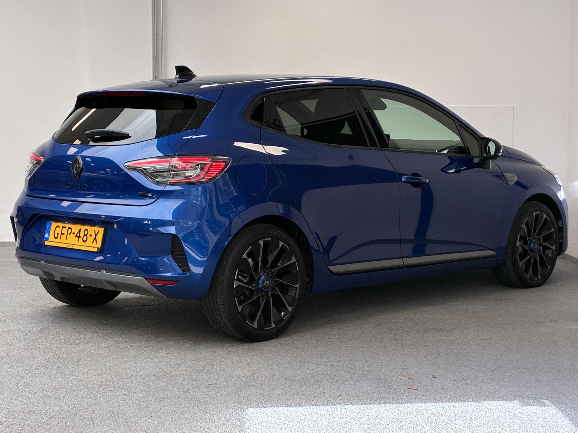 Renault Clio met kenteken GFP-48-X – achteraanzicht