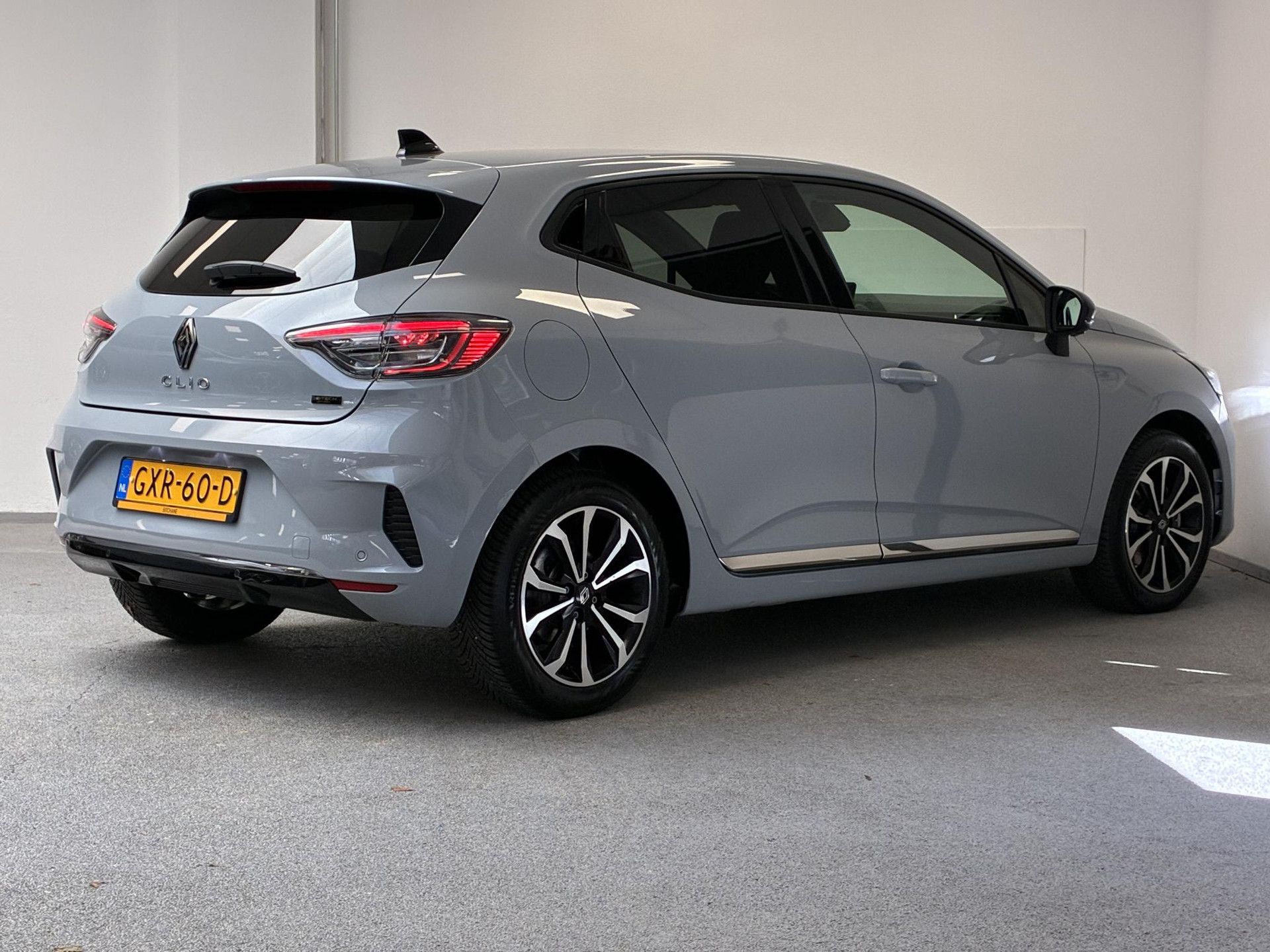 Renault Clio met kenteken GXR-60-D – achteraanzicht