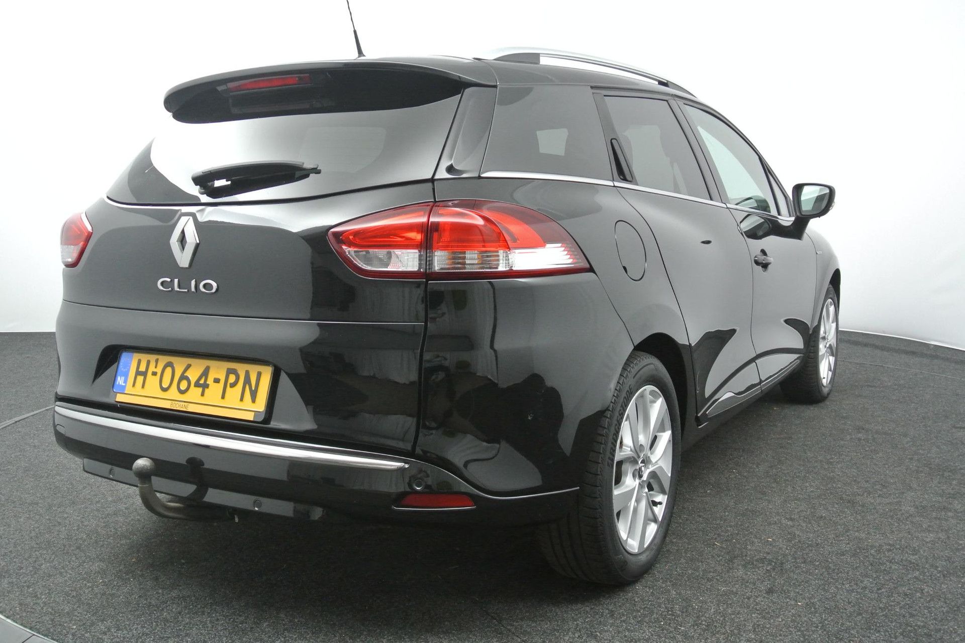 Renault Clio met kenteken H-064-PN – achteraanzicht