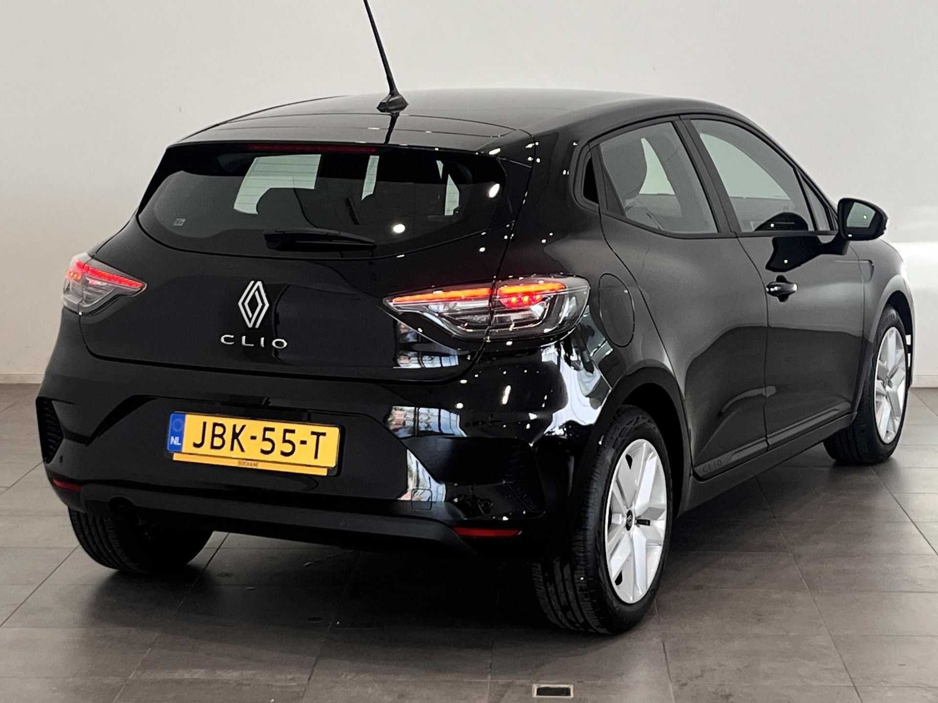 Renault Clio met kenteken JBK-55-T – achteraanzicht