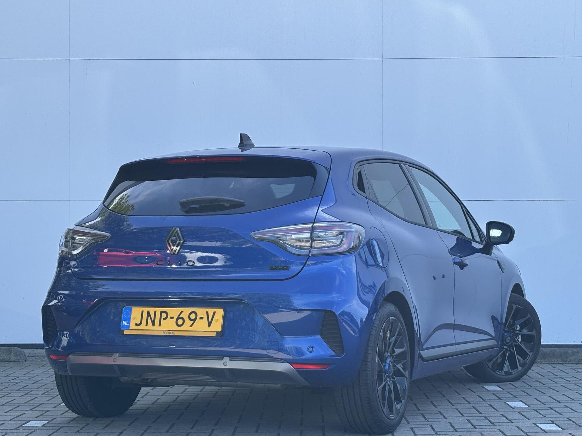 Renault Clio met kenteken JNP-69-V – achteraanzicht