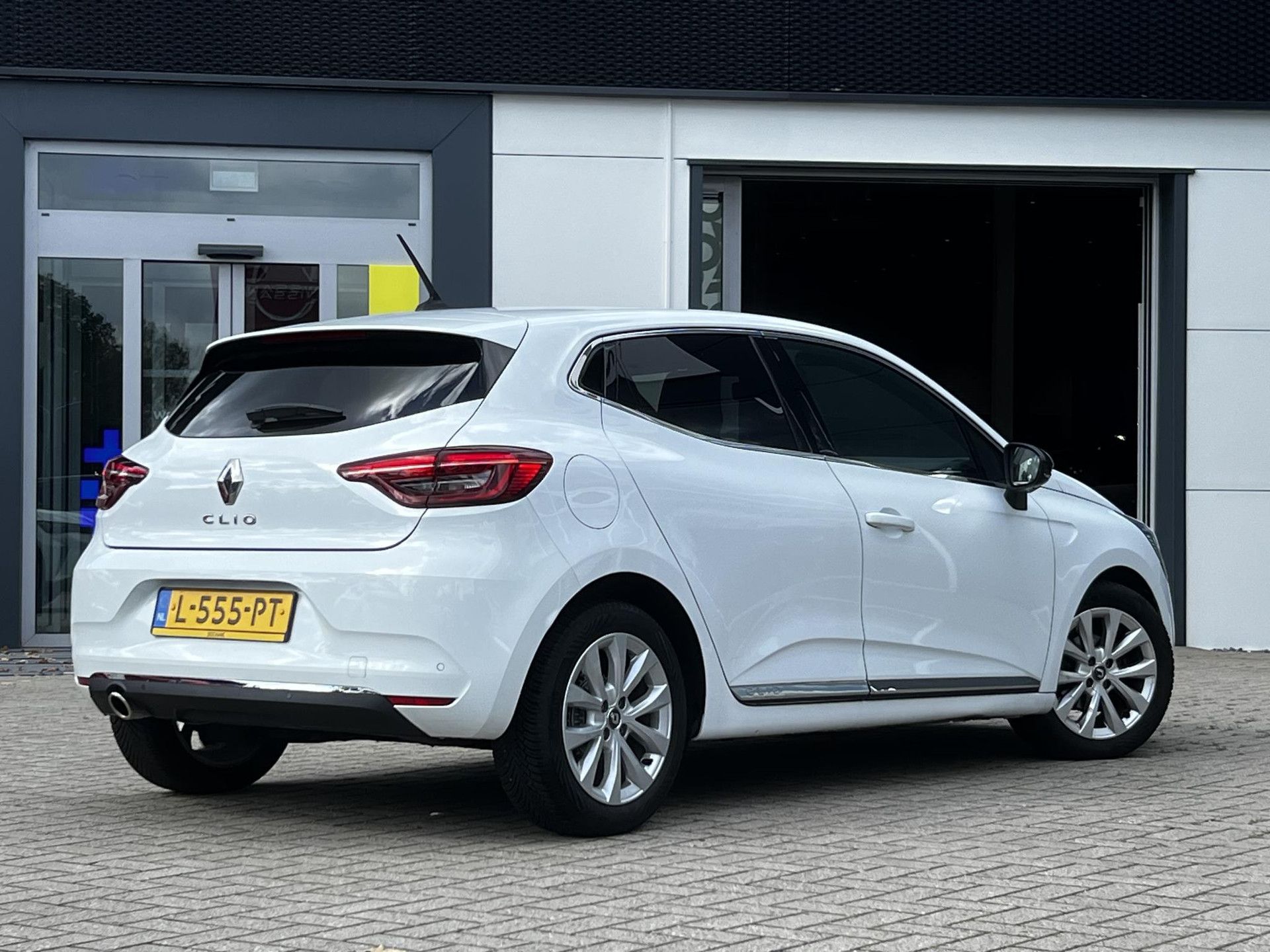 Renault Clio met kenteken L-555-PT – achteraanzicht