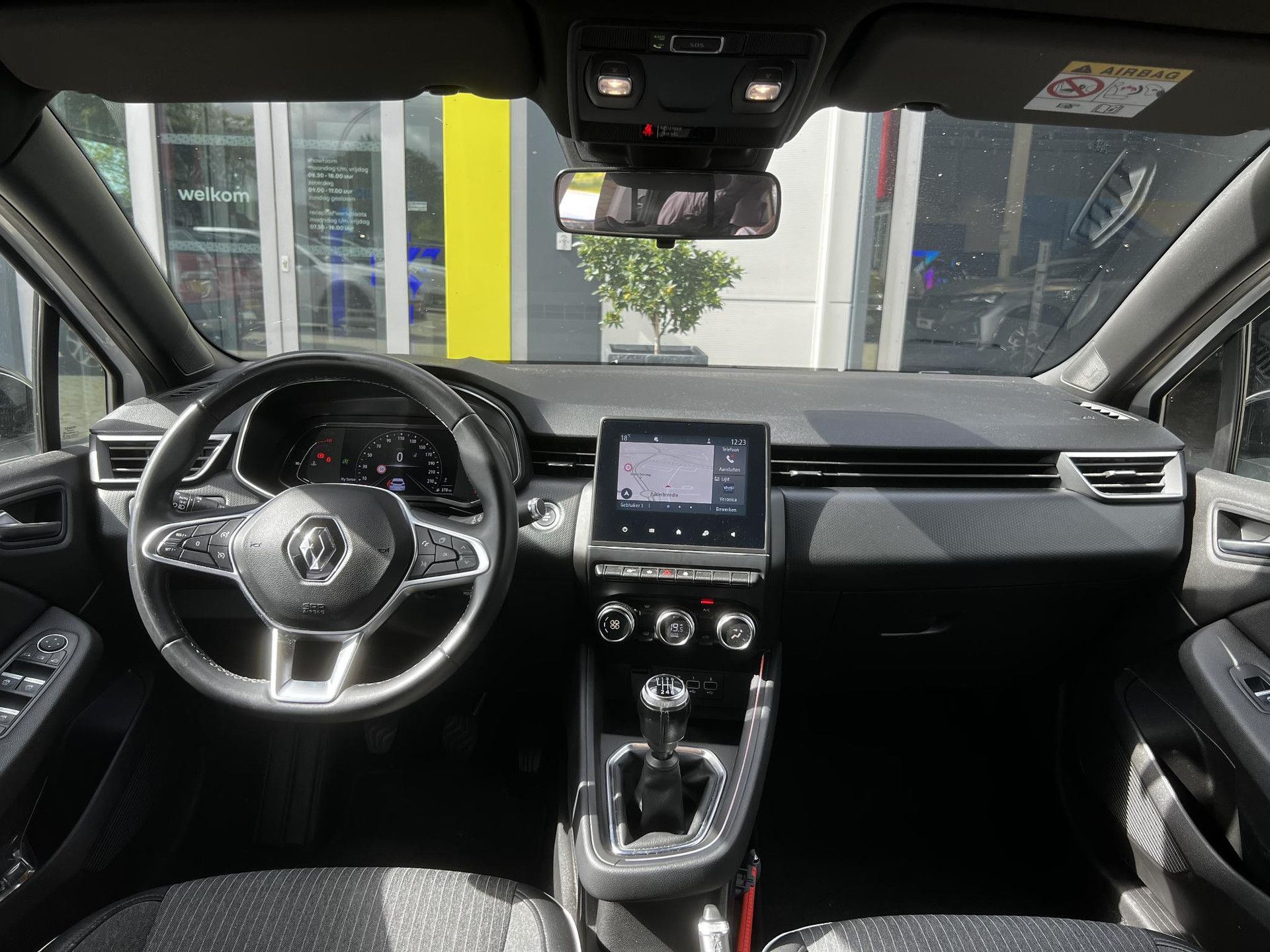 Renault Clio met kenteken L-555-PT – interieur