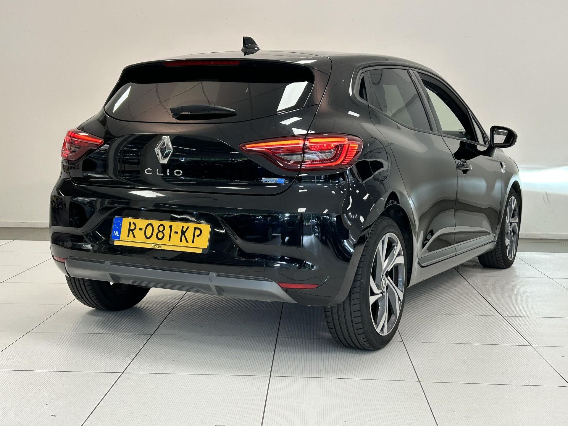 Renault Clio met kenteken R-081-KP – achteraanzicht