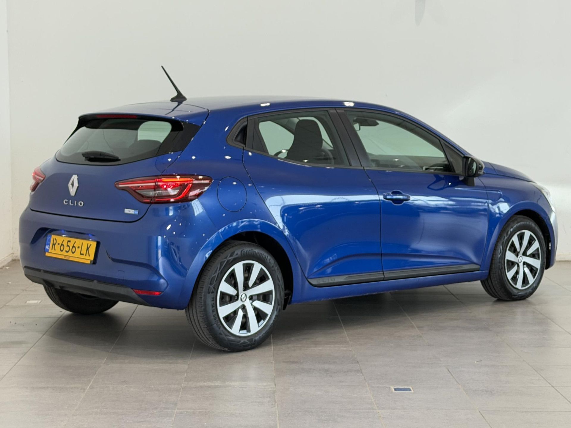 Renault Clio met kenteken R-656-LK – achteraanzicht