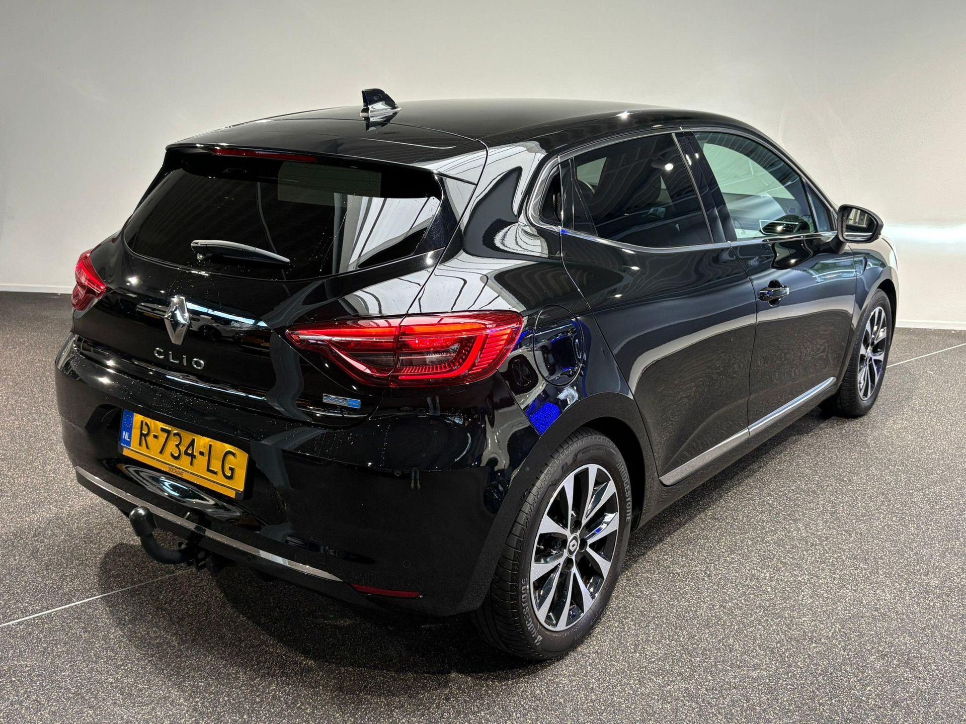 Renault Clio met kenteken R-734-LG – achteraanzicht