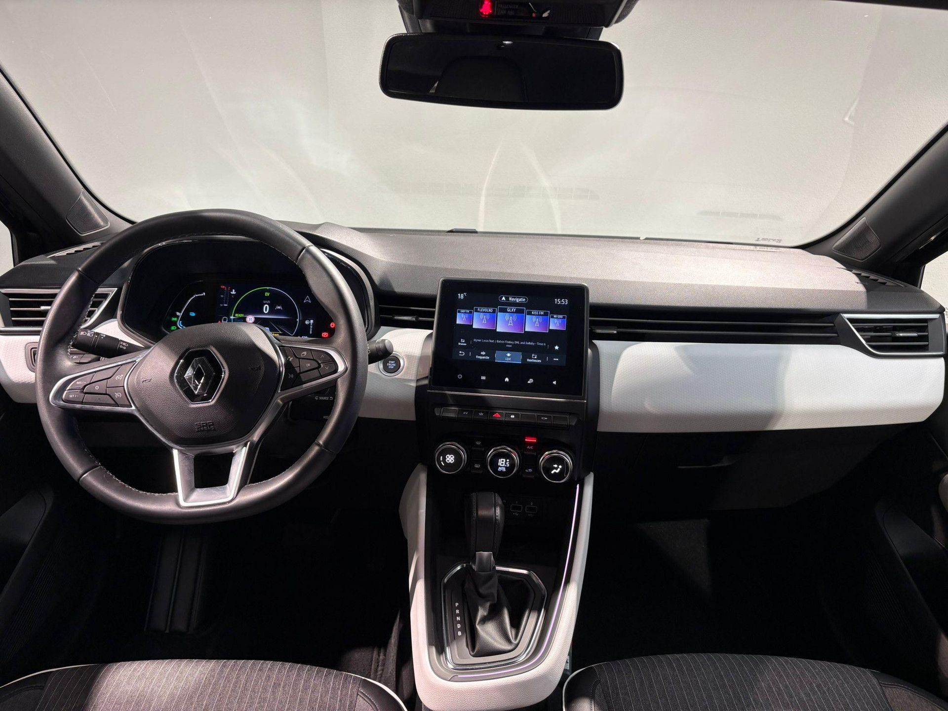 Renault Clio met kenteken R-734-LG – interieur