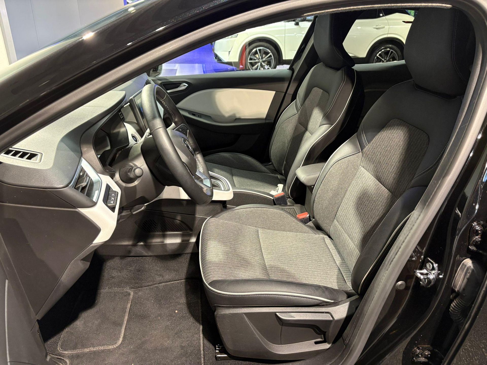 Renault Clio met kenteken R-734-LG – detailfoto