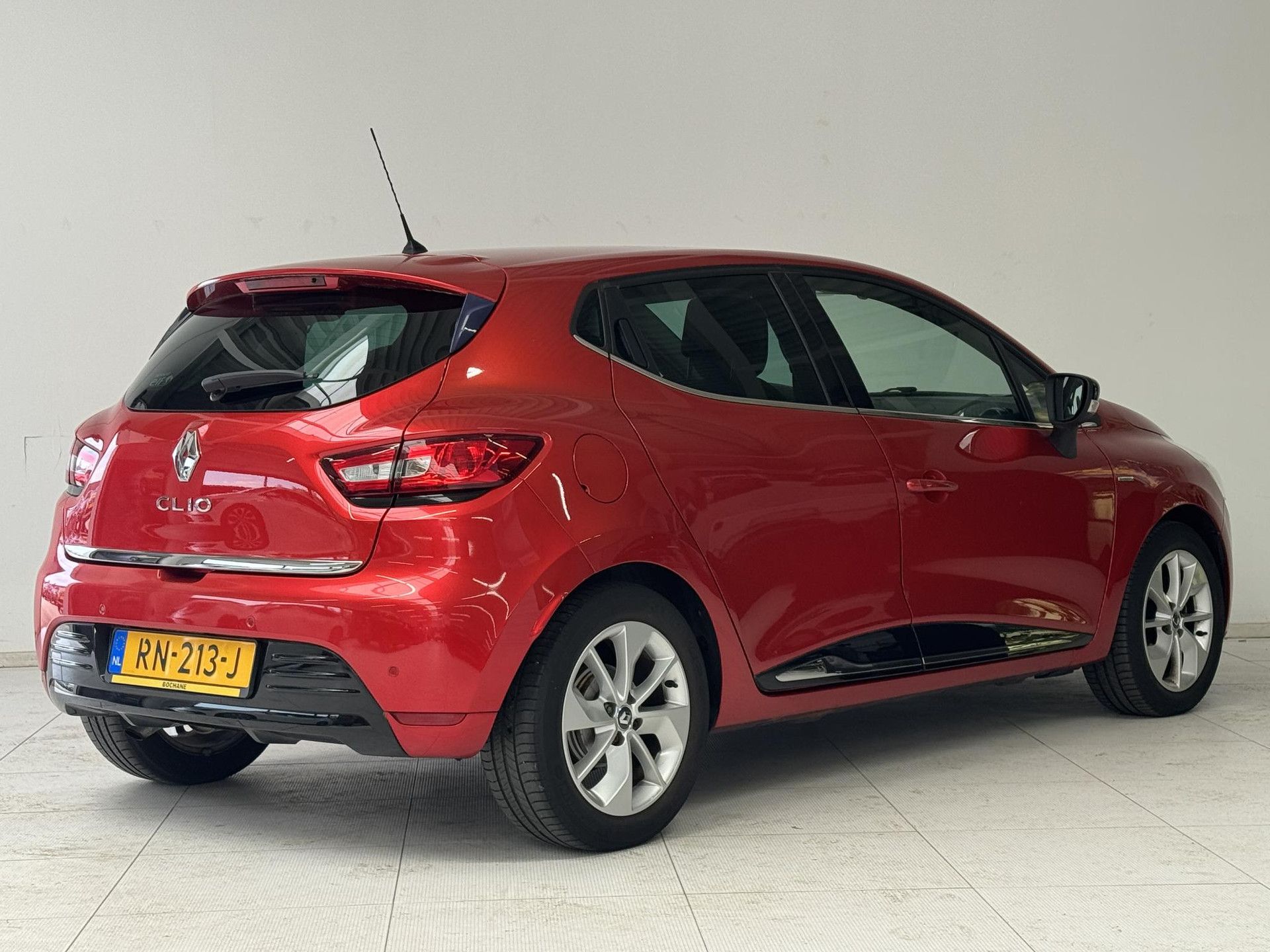 Renault Clio met kenteken RN-213-J – achteraanzicht