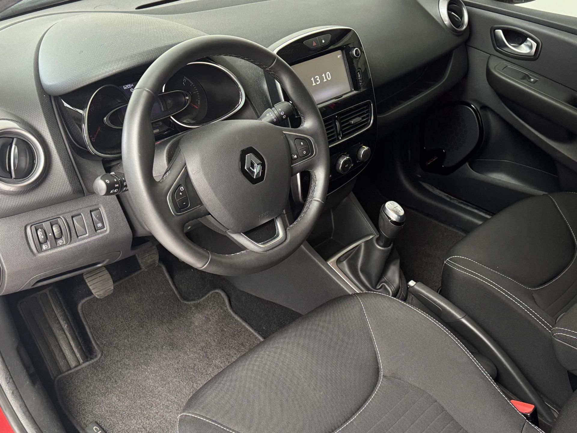 Renault Clio met kenteken RN-213-J – interieur