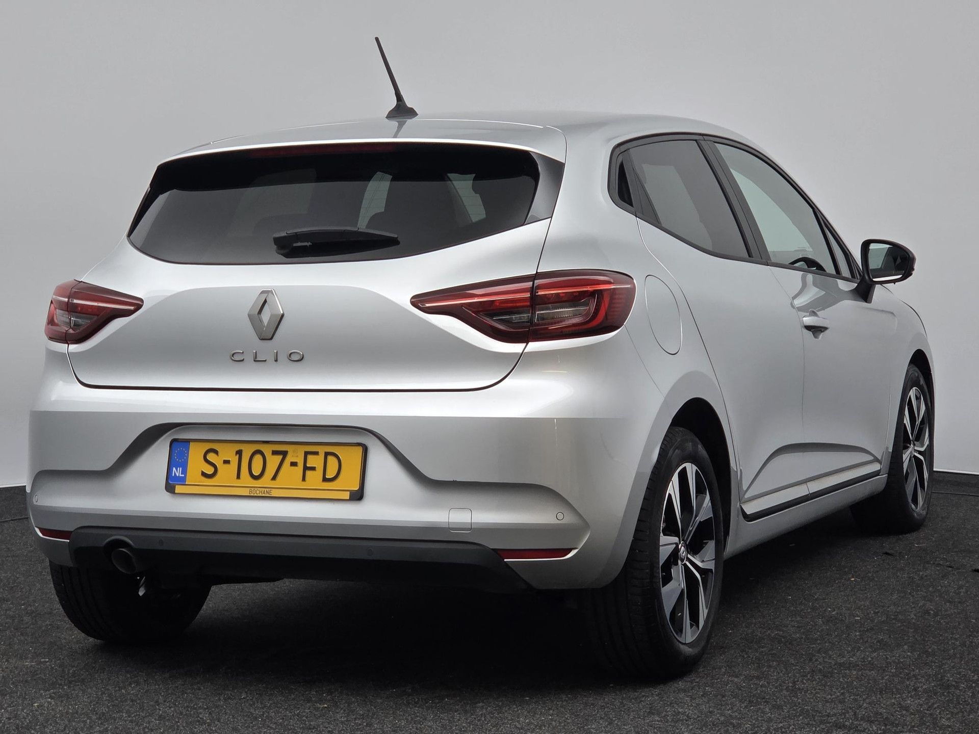 Renault Clio met kenteken S-107-FD – achteraanzicht