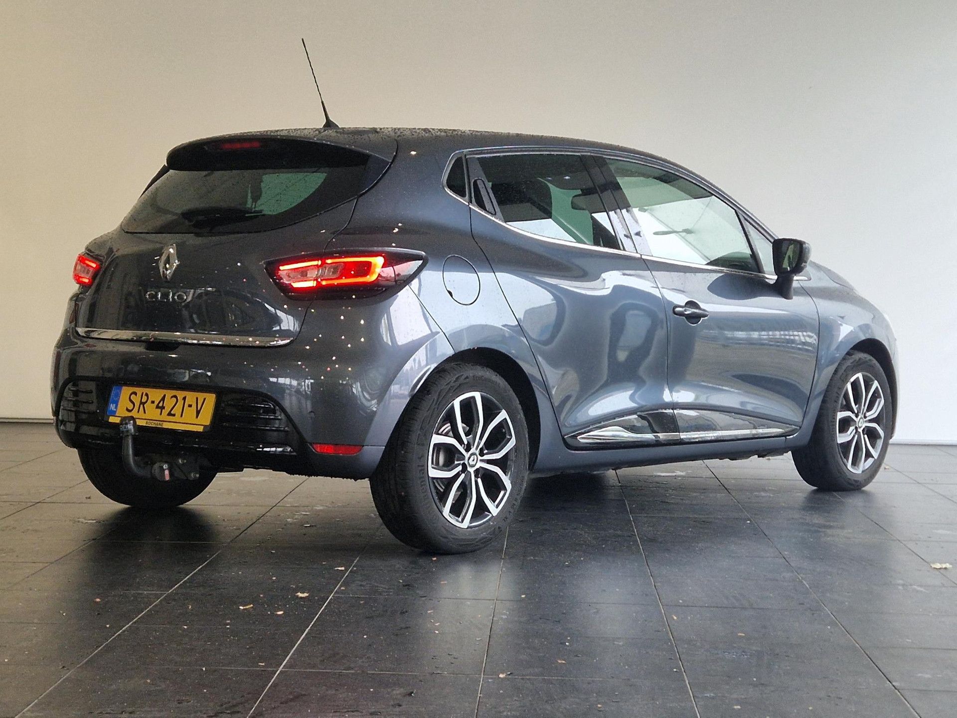 Renault Clio met kenteken SR-421-V – achteraanzicht