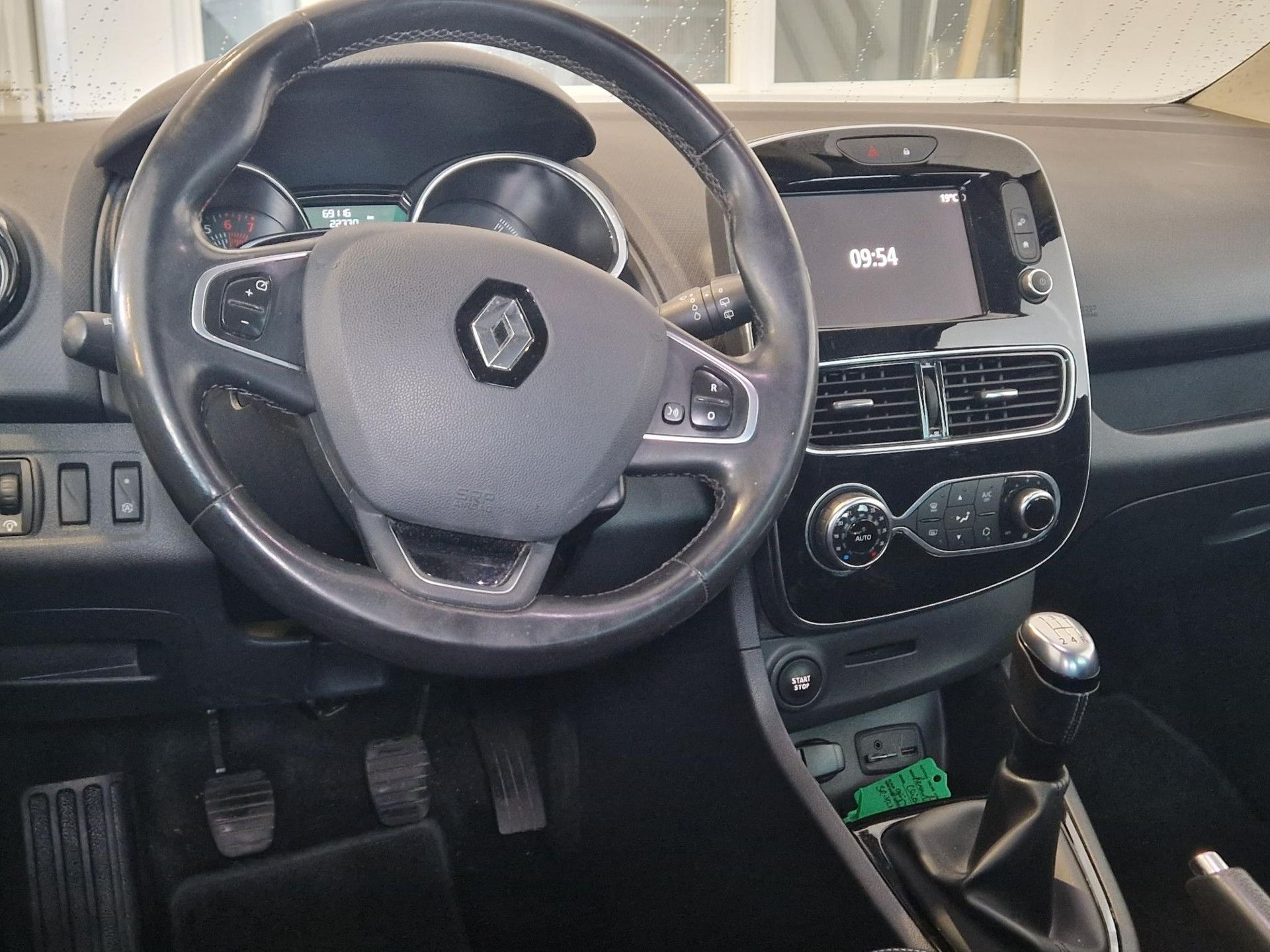 Renault Clio met kenteken SR-421-V – interieur
