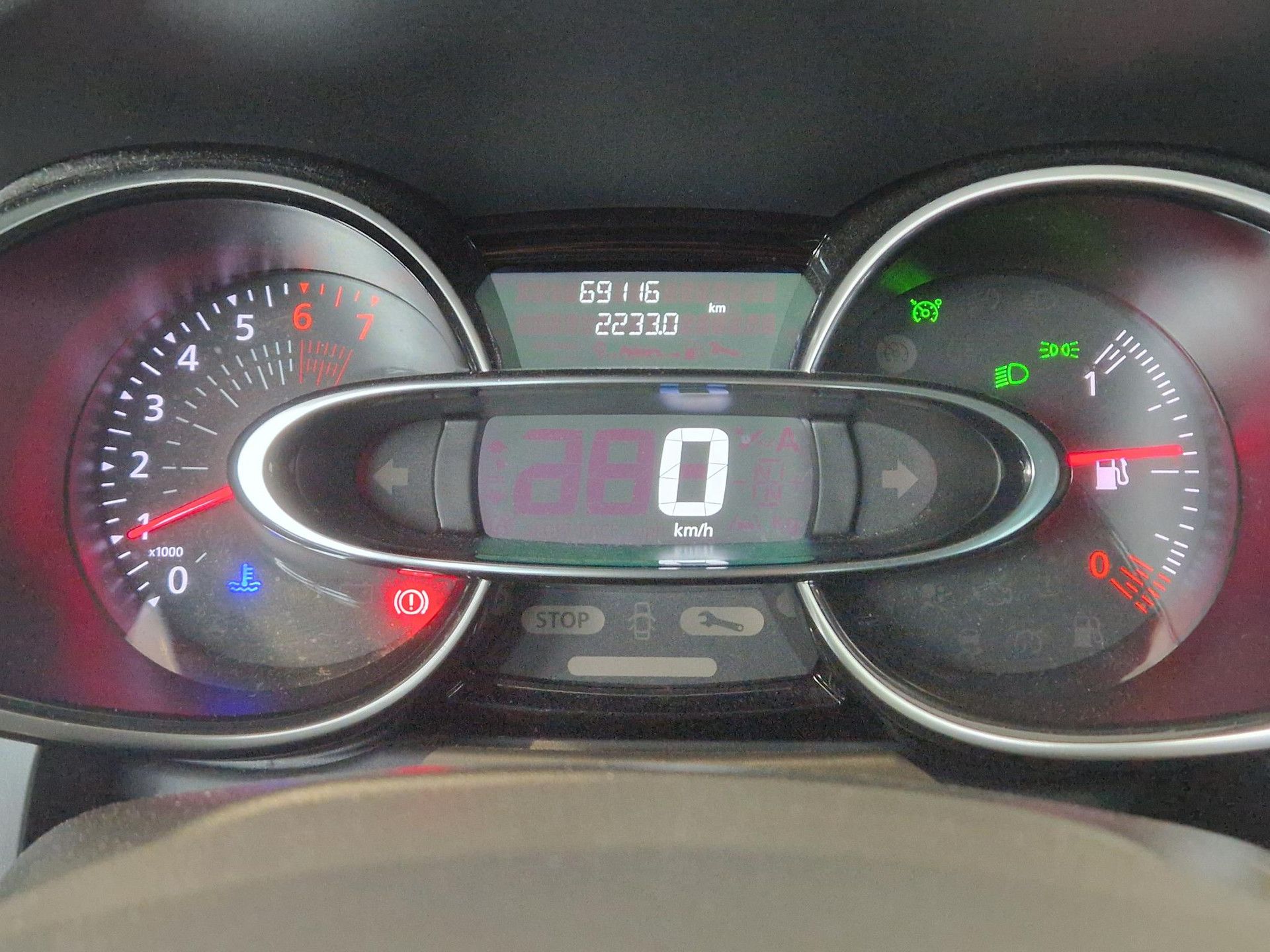 Renault Clio met kenteken SR-421-V – dashboard