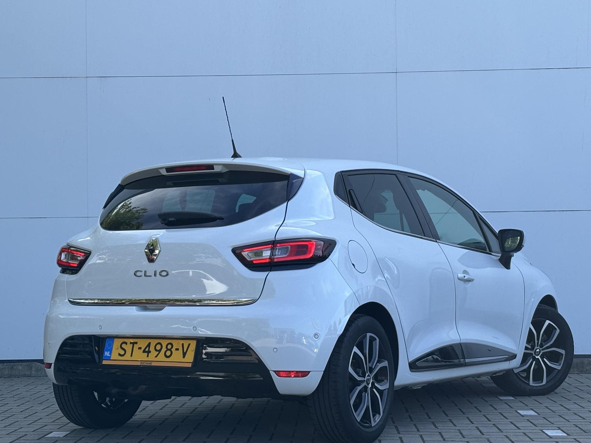 Renault Clio met kenteken ST-498-V – achteraanzicht