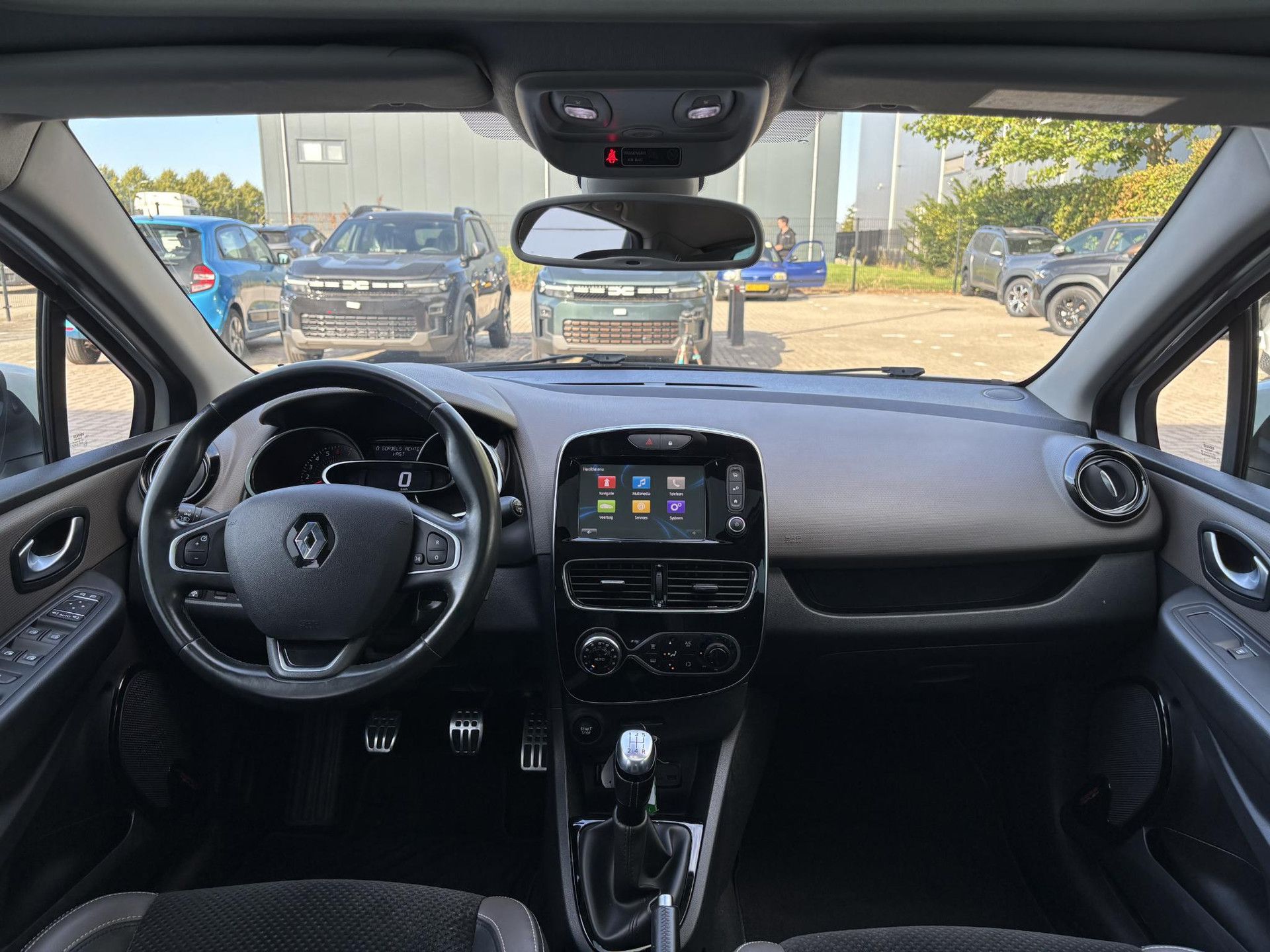 Renault Clio met kenteken ST-498-V – interieur