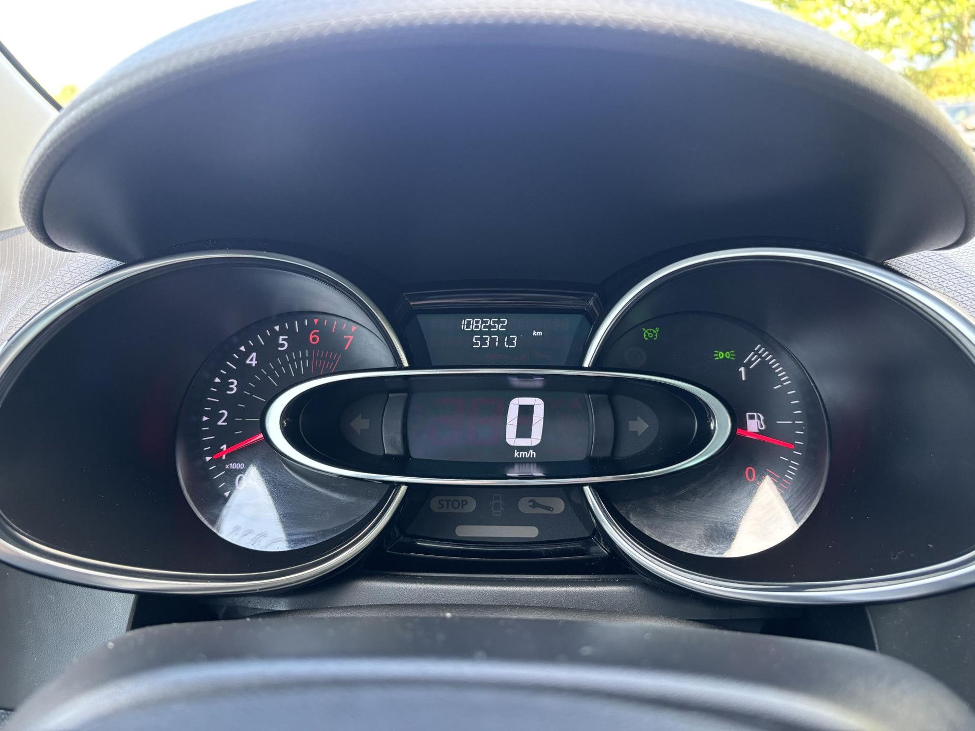 Renault Clio met kenteken ST-498-V – dashboard