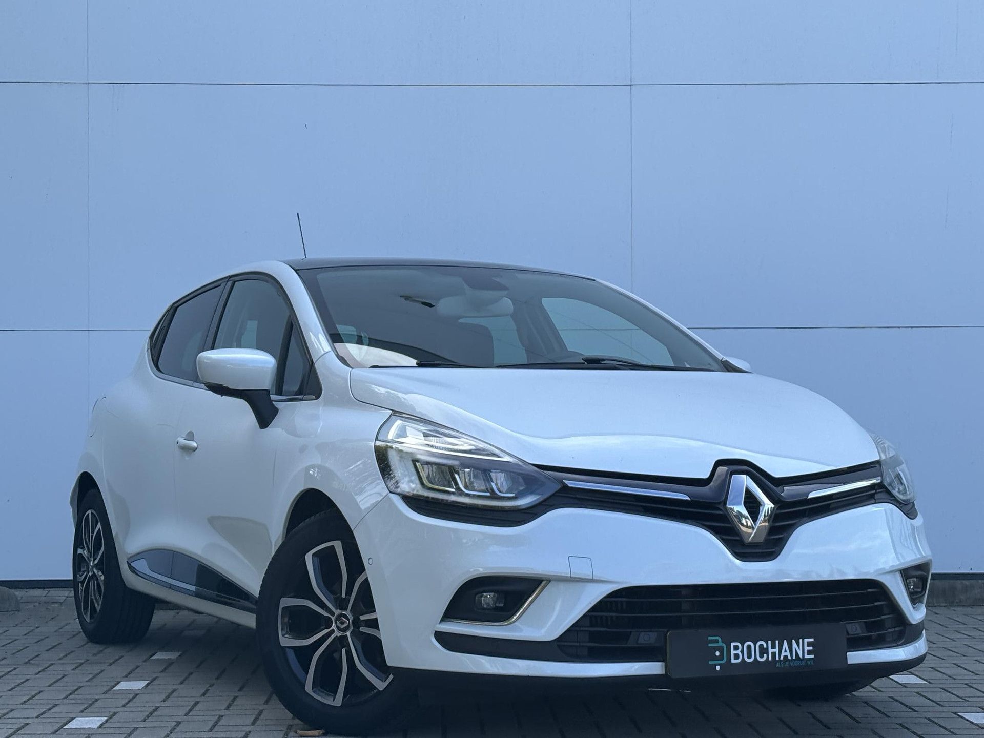 Renault Clio met kenteken ST-498-V – detailfoto