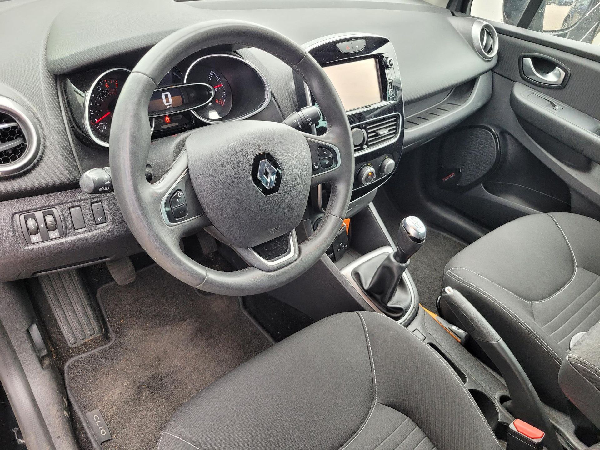Renault Clio met kenteken SV-965-J – interieur