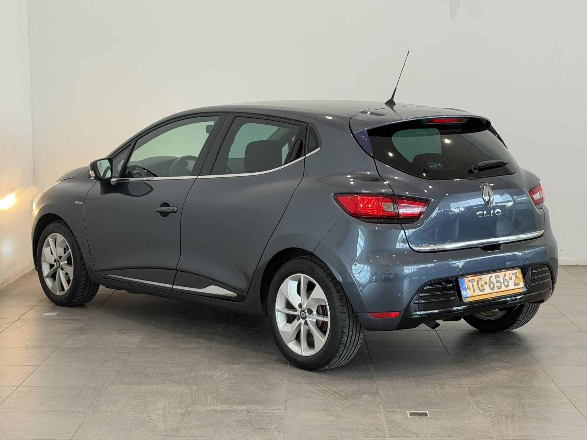 Renault Clio met kenteken TG-656-Z – achteraanzicht