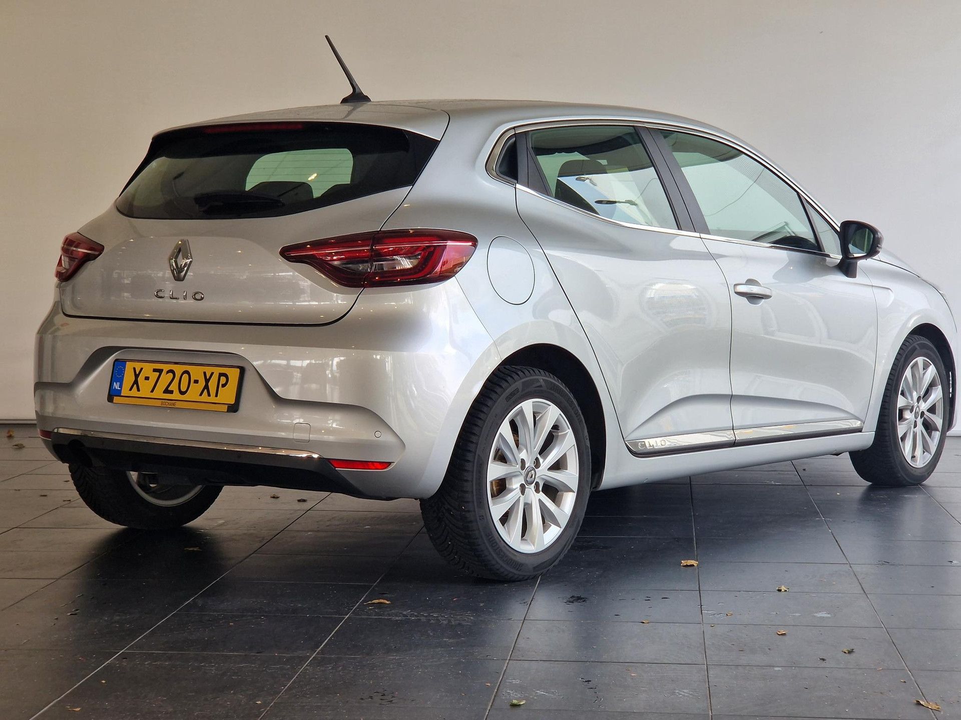 Renault Clio met kenteken X-720-XP – achteraanzicht