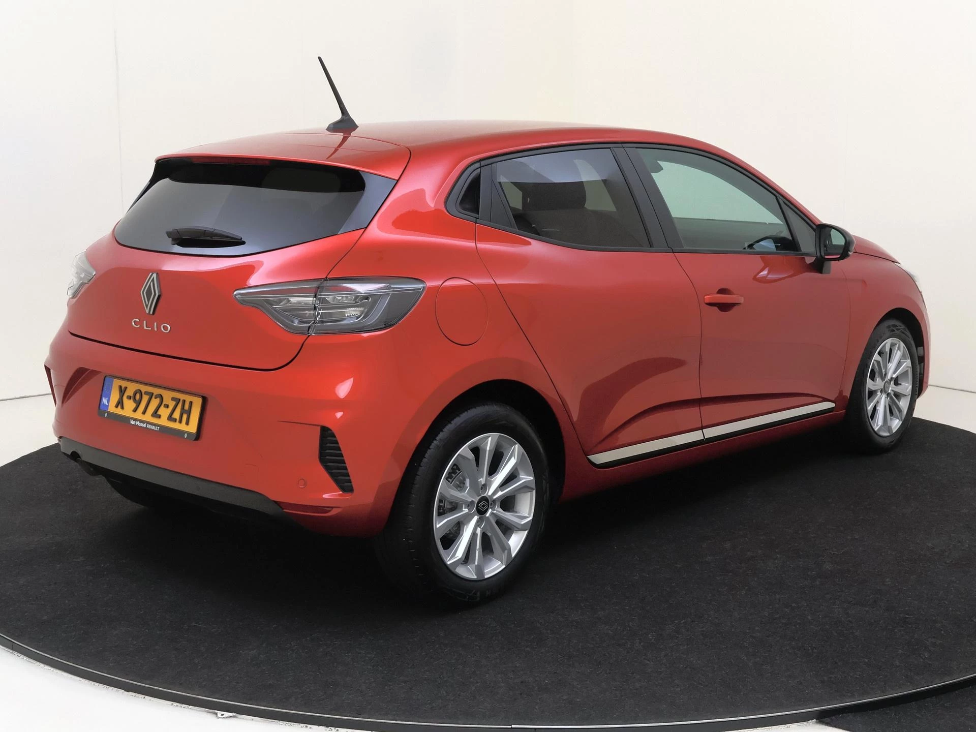 Renault Clio met kenteken X-972-ZH – autofoto 5