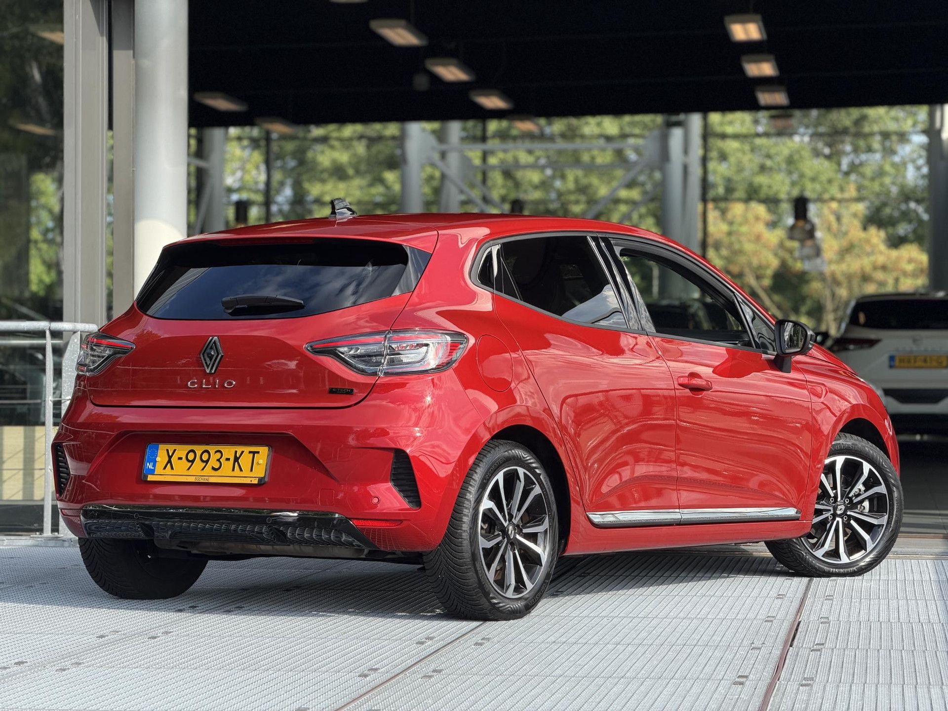 Renault Clio met kenteken X-993-KT – achteraanzicht
