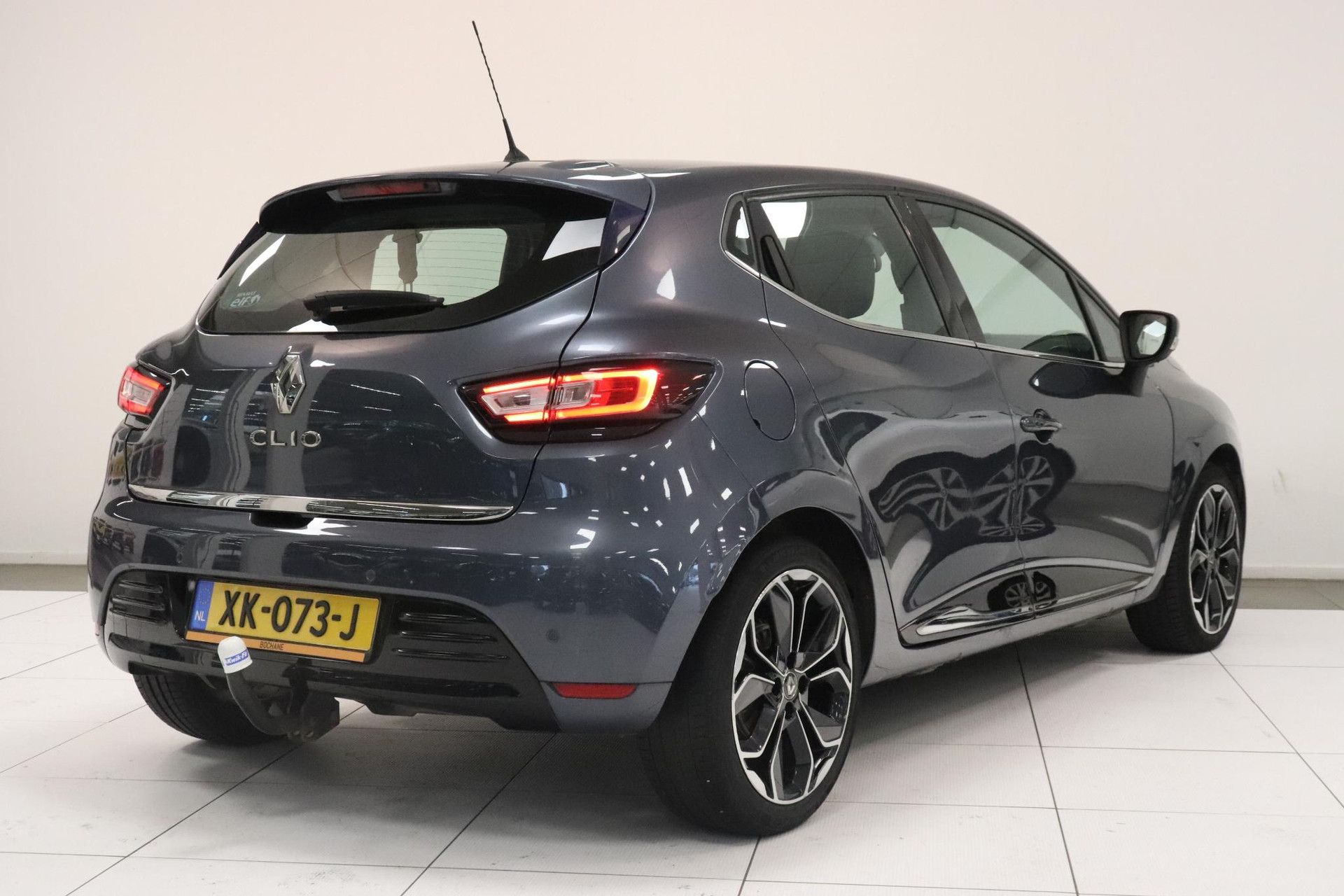Renault Clio met kenteken XK-073-J – achteraanzicht