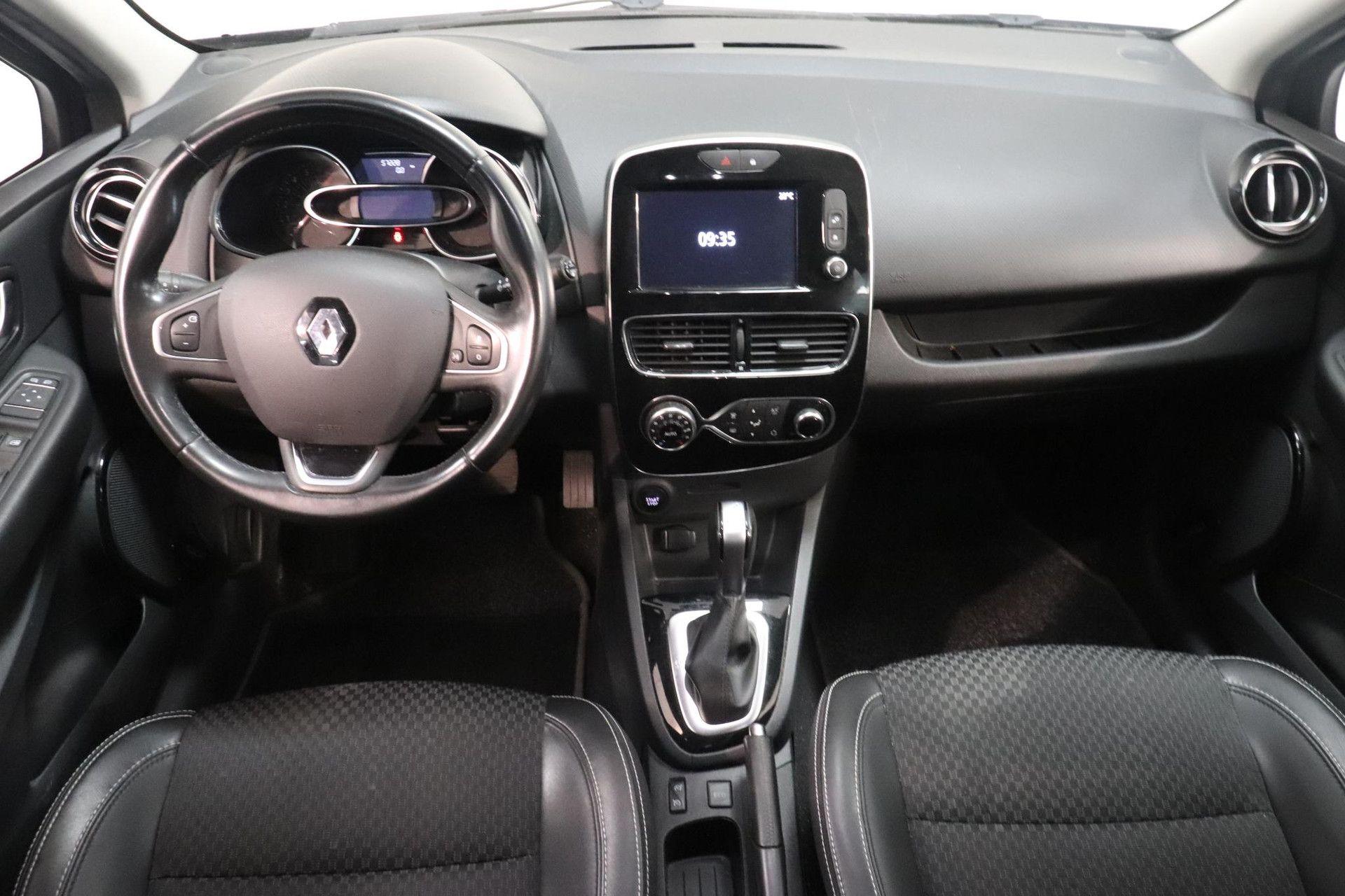 Renault Clio met kenteken XK-073-J – interieur