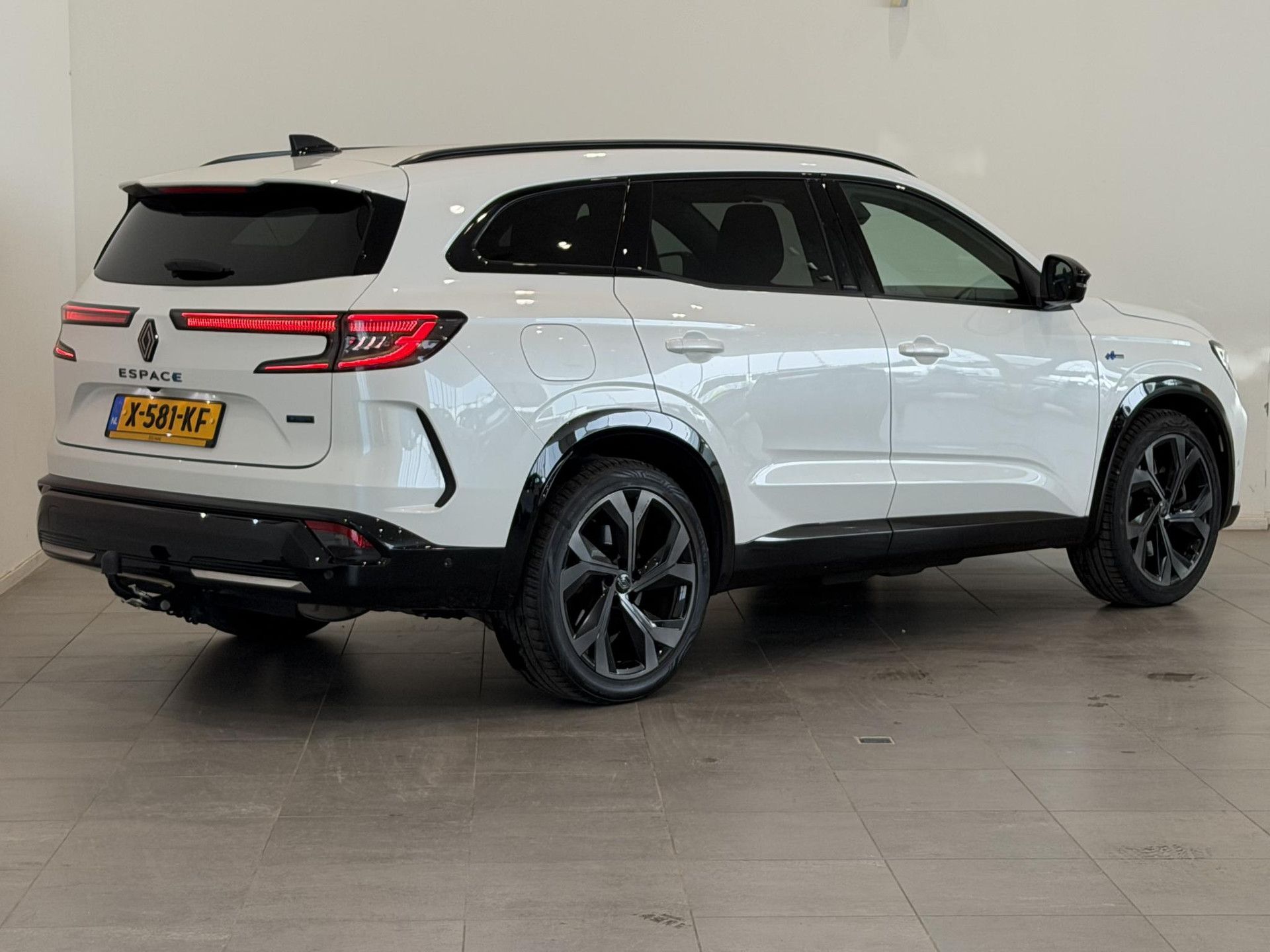 Renault Espace met kenteken X-581-KF – achteraanzicht