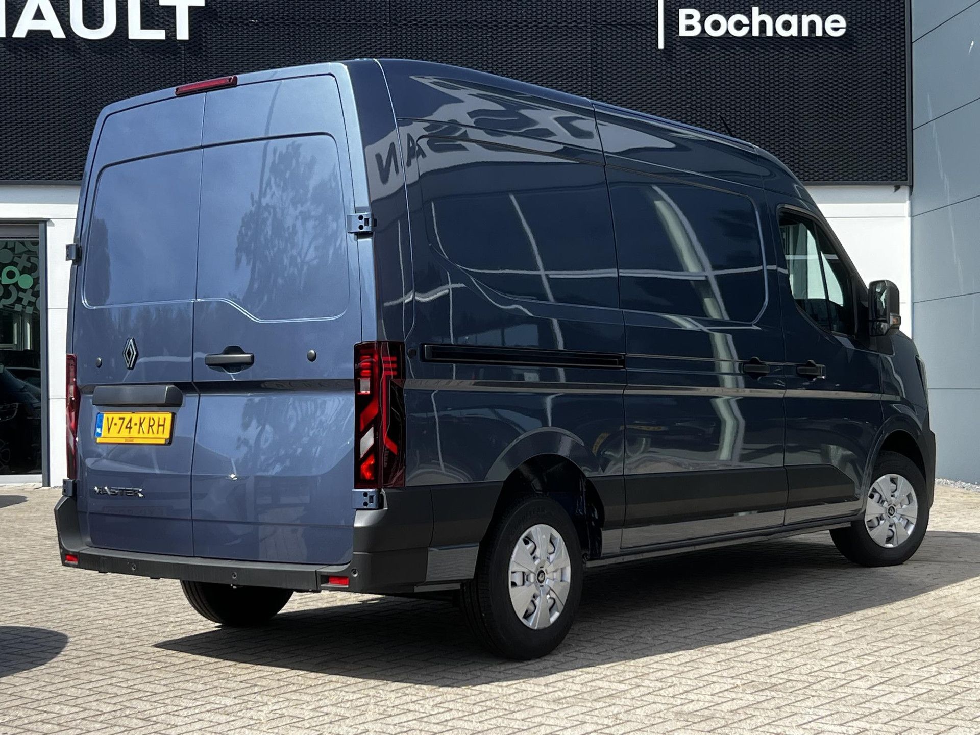 Renault Master met kenteken V-74-KRH – achteraanzicht
