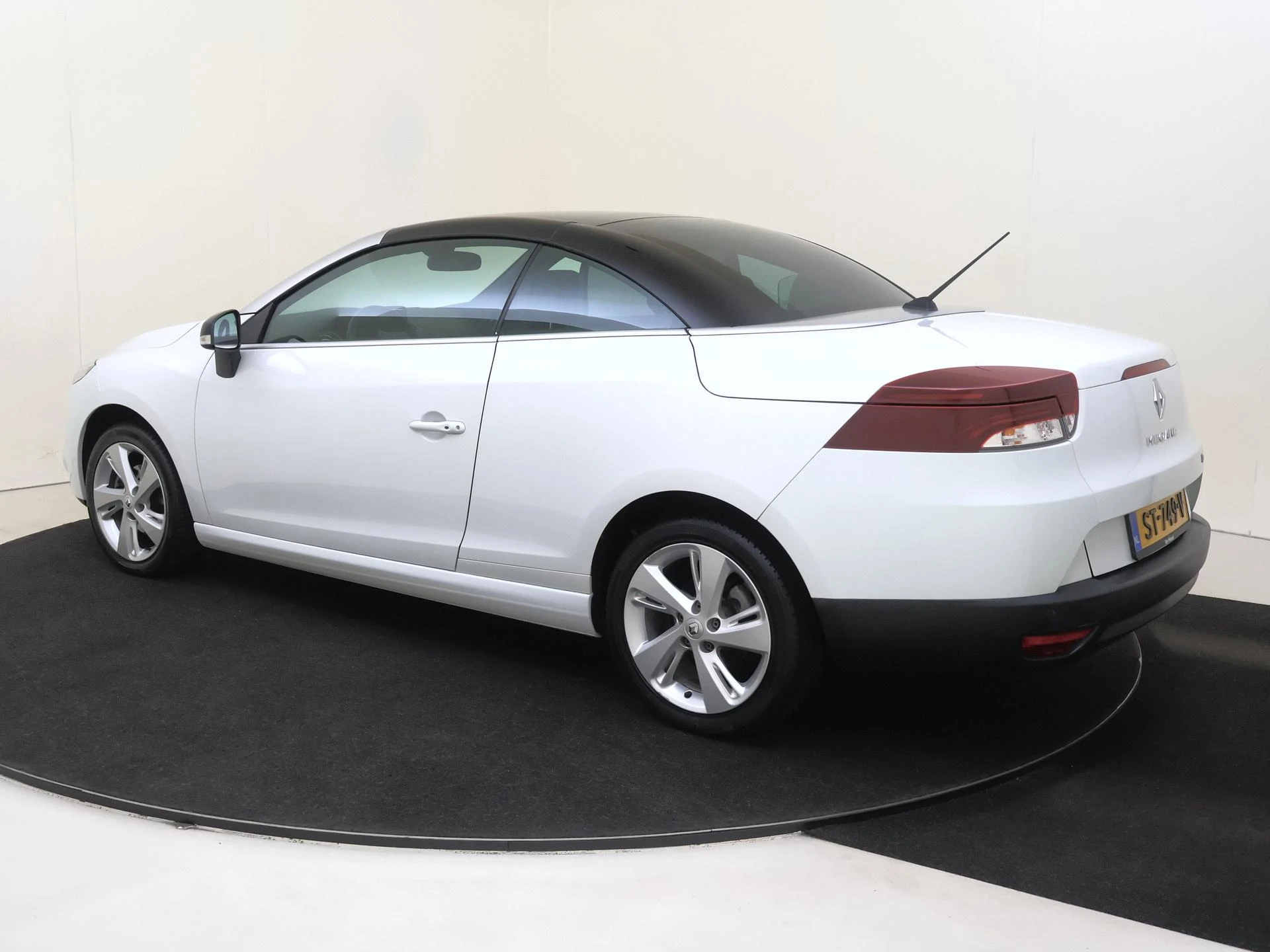 Renault Mégane met kenteken 64100 – autofoto 4