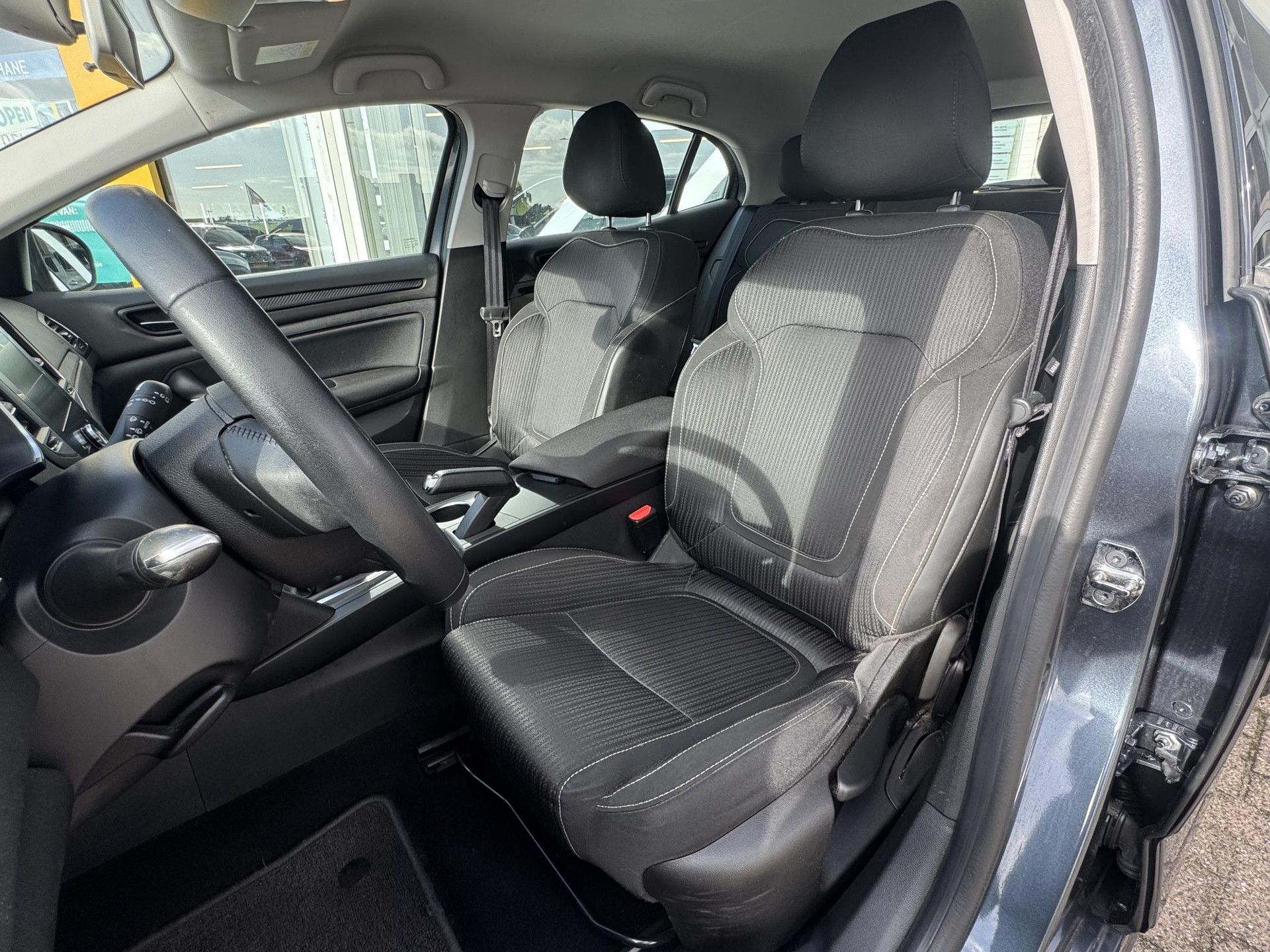 Renault Mégane met kenteken TJ-930-L – dashboard