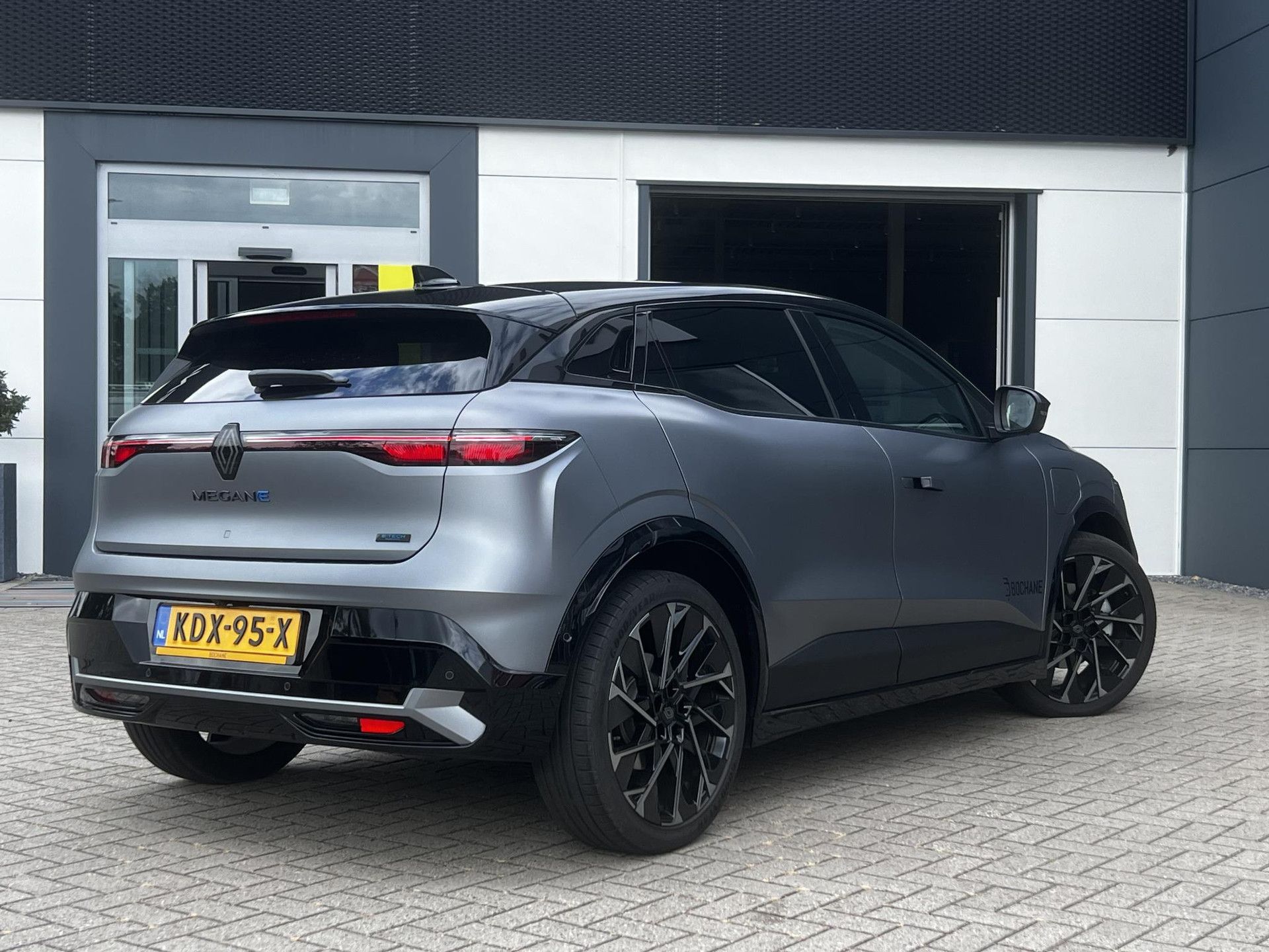 Renault MeganeE-Tech met kenteken KDX-95-X – achteraanzicht